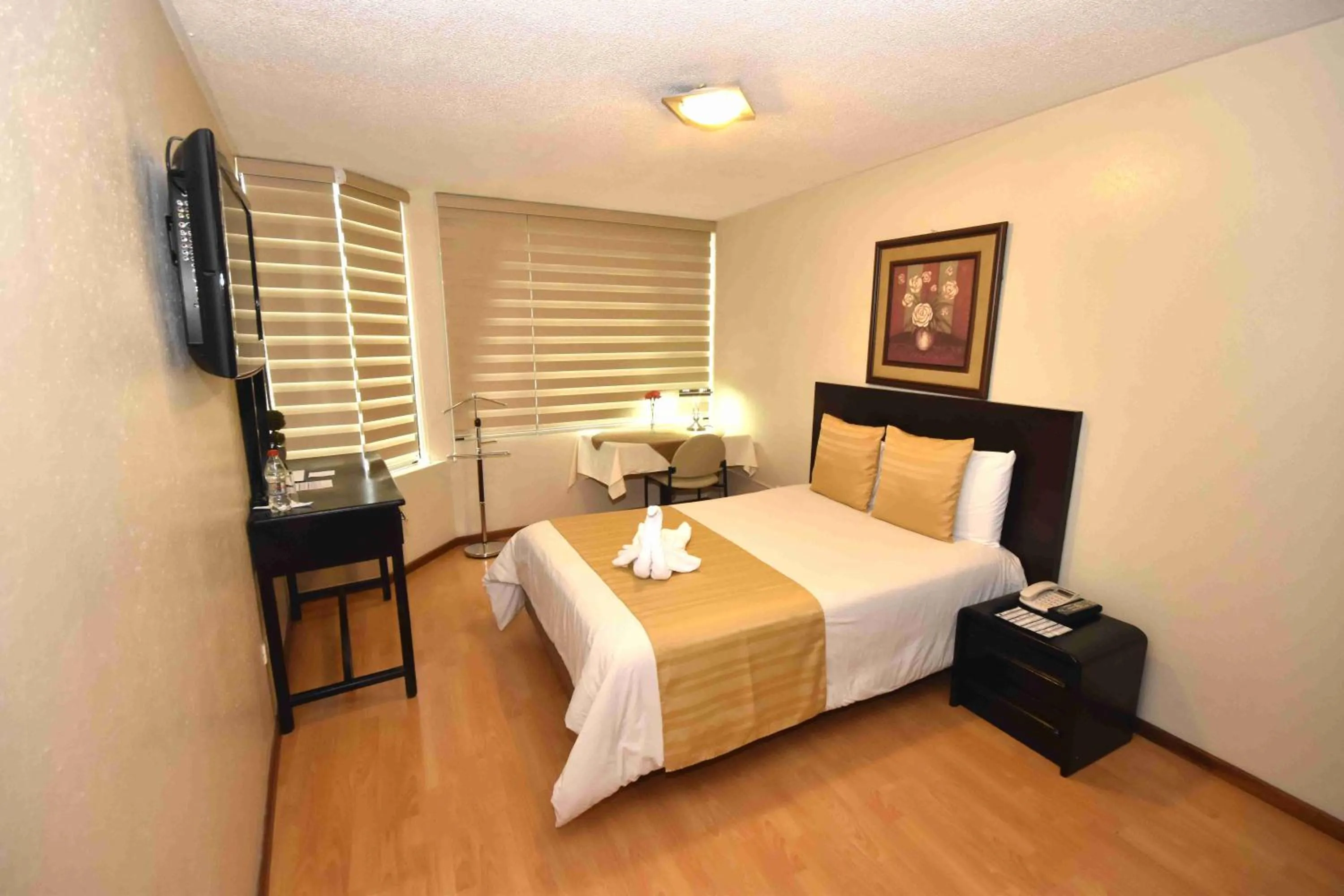 Photo of the whole room, Bed in Hotel Montecarlo