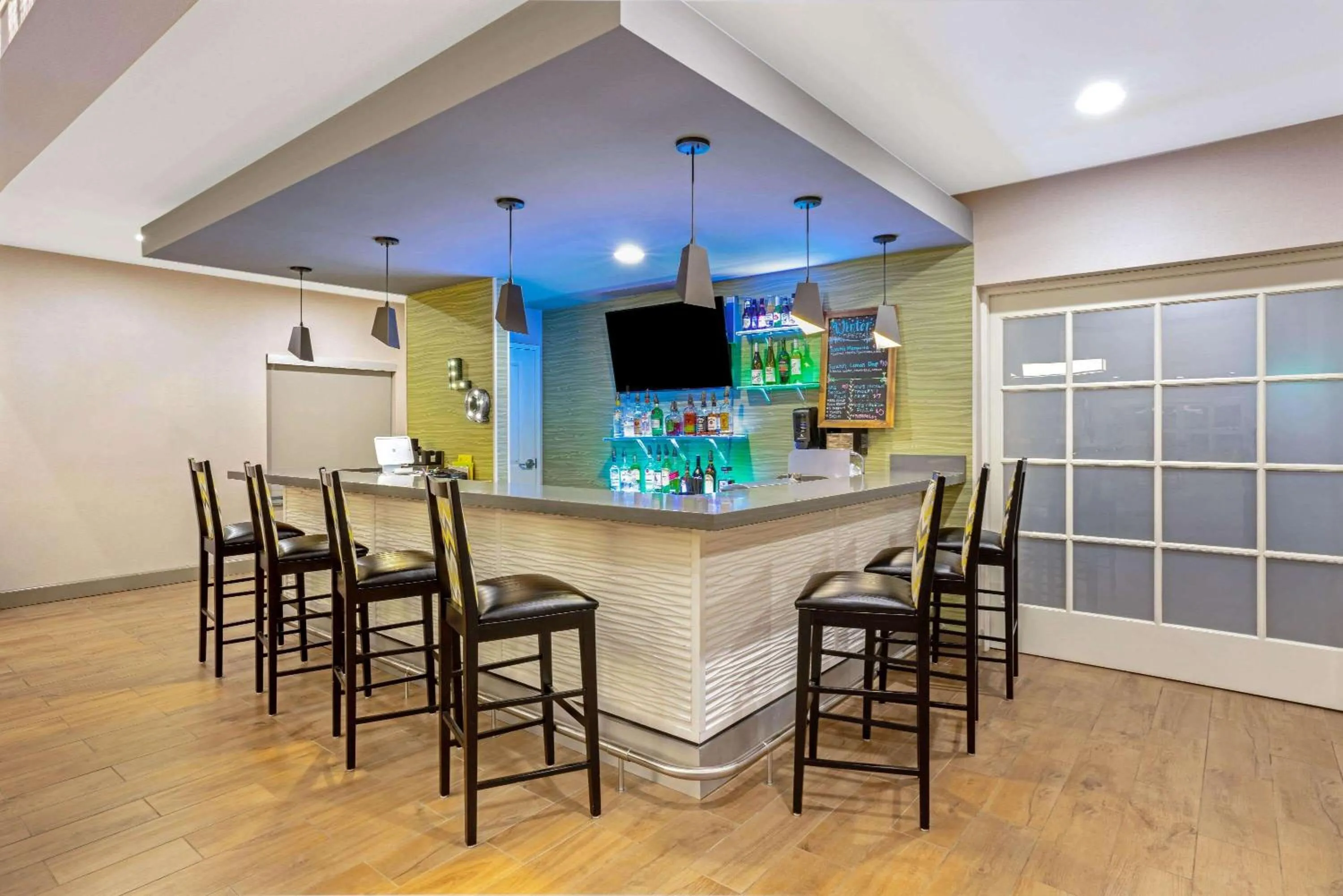 Lounge or bar in La Quinta by Wyndham Tumwater - Olympia