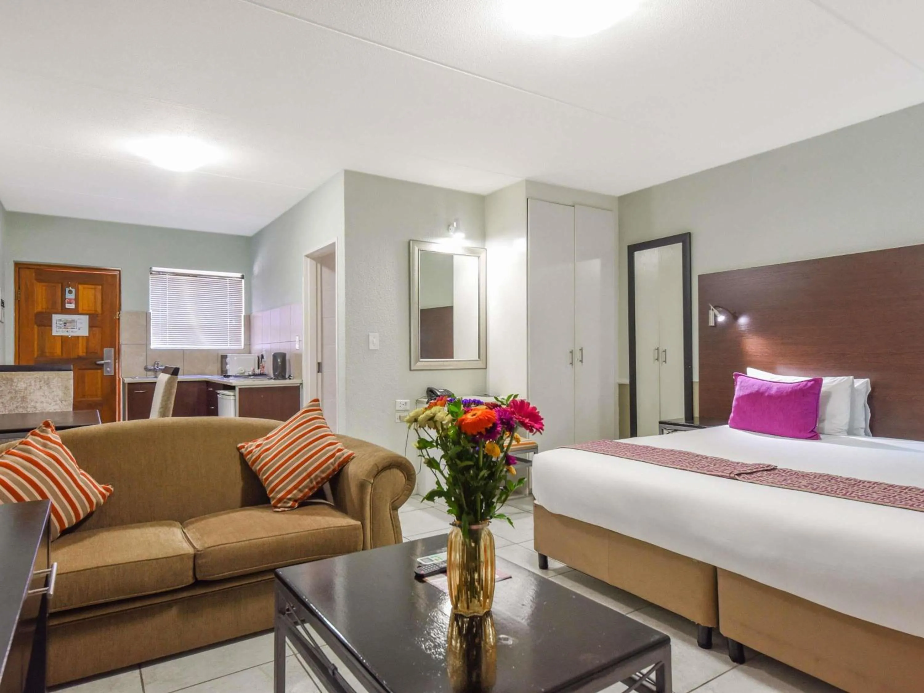 Bedroom, Bed in Mercure Hotel Nelspruit