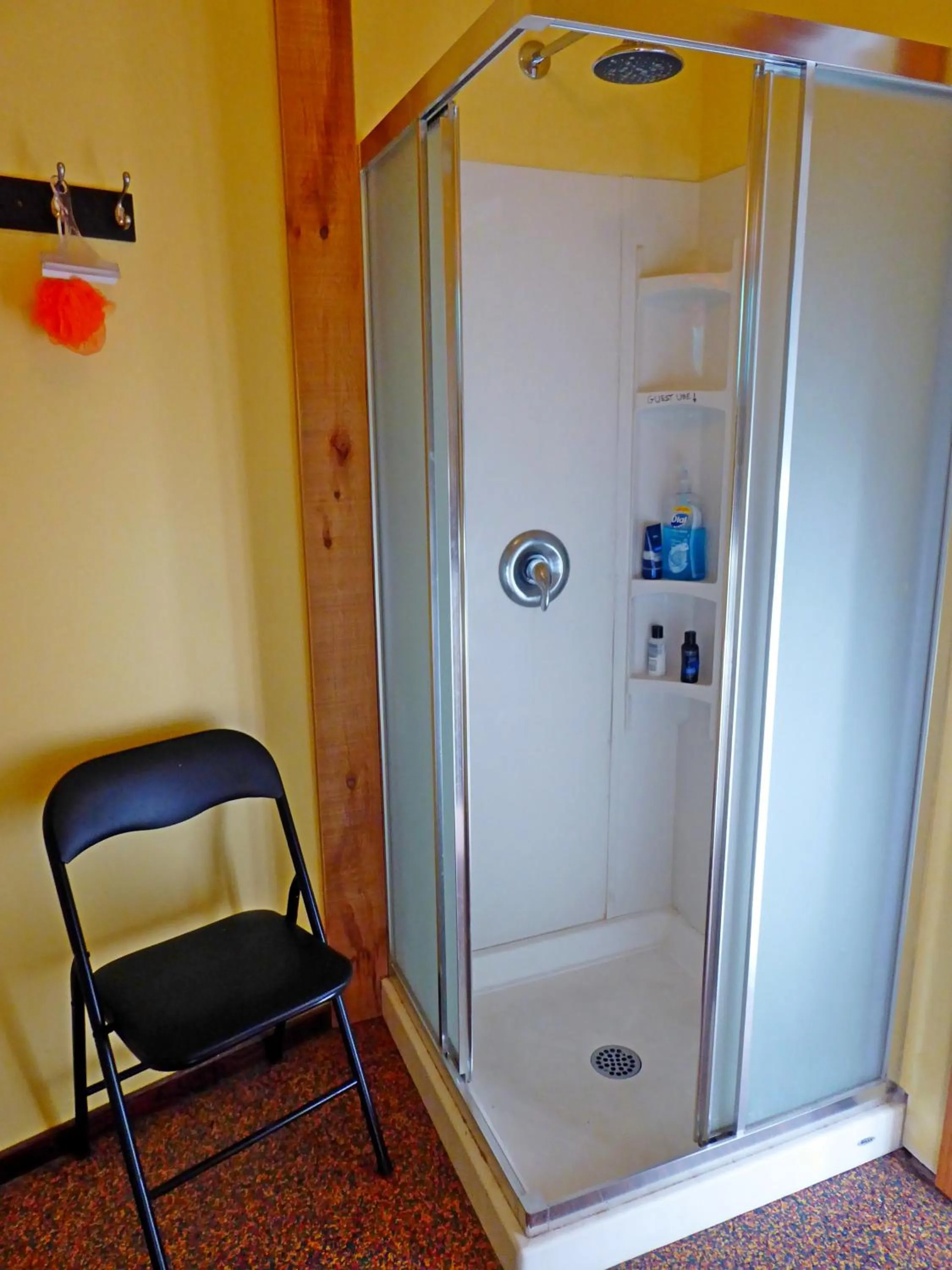 Shower in Wanderer's Inn Backpackers Hostel