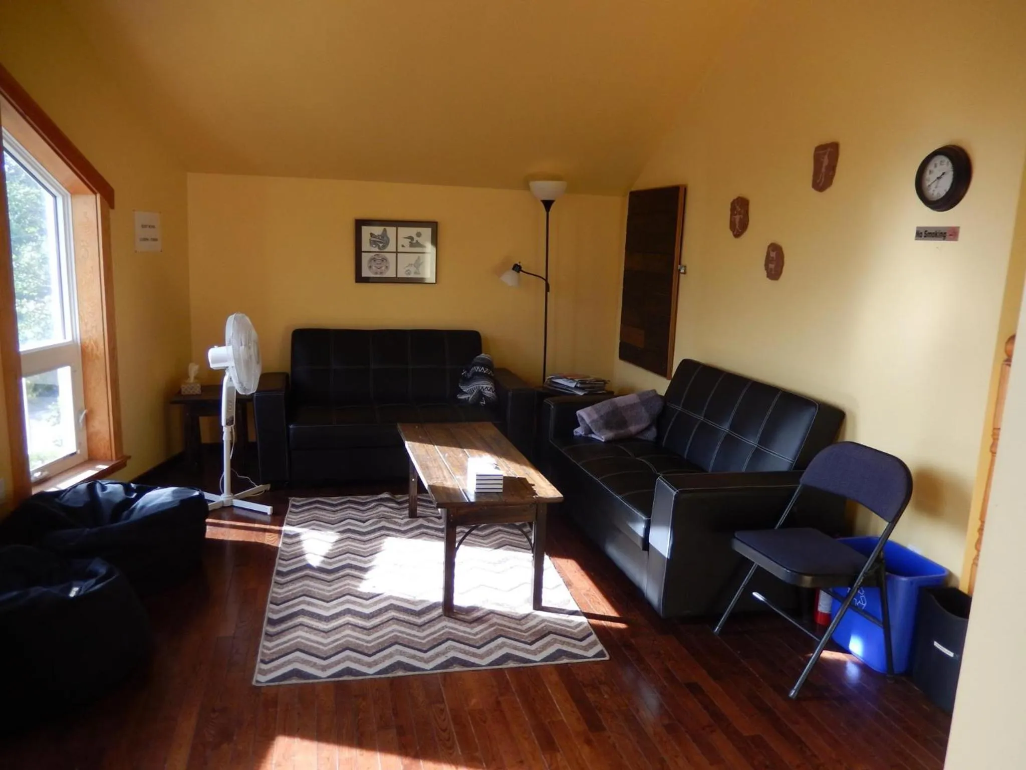 Communal lounge/ TV room in Wanderer's Inn Backpackers Hostel