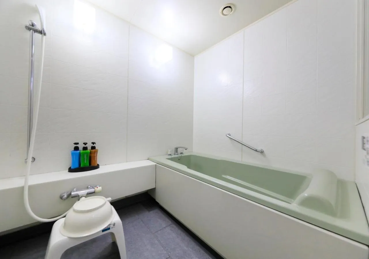 Shower in Kamogawa Grand Tower