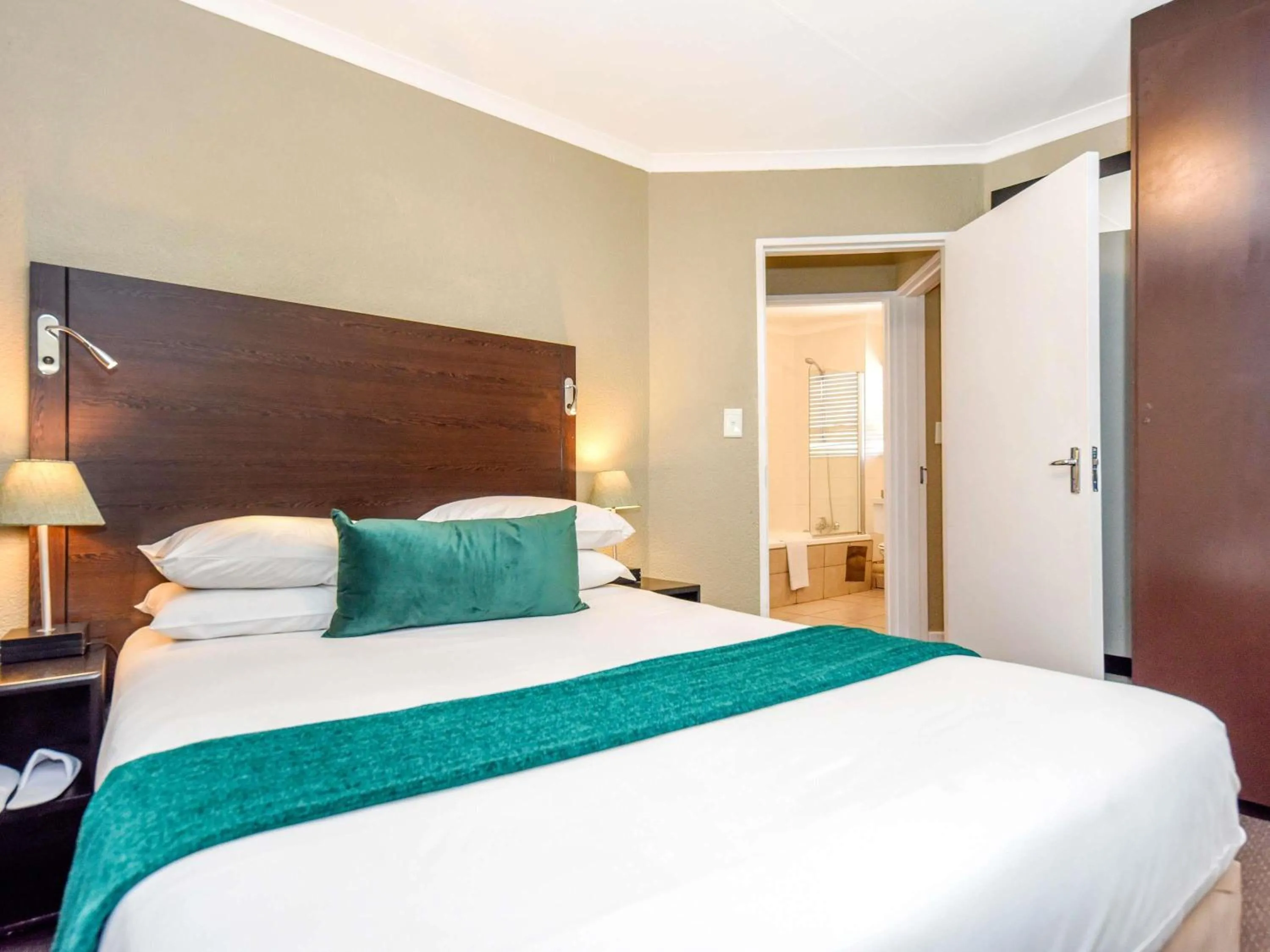 Bedroom, Bed in Mercure Hotel Bedfordview