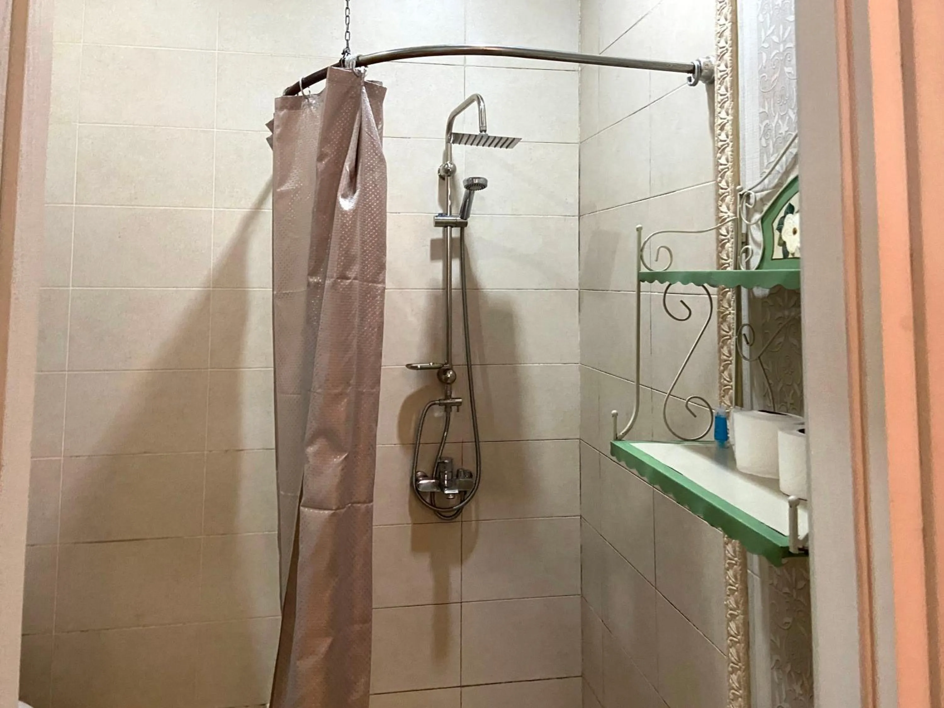 Shower in Old Tbilisi Apart-Hotel