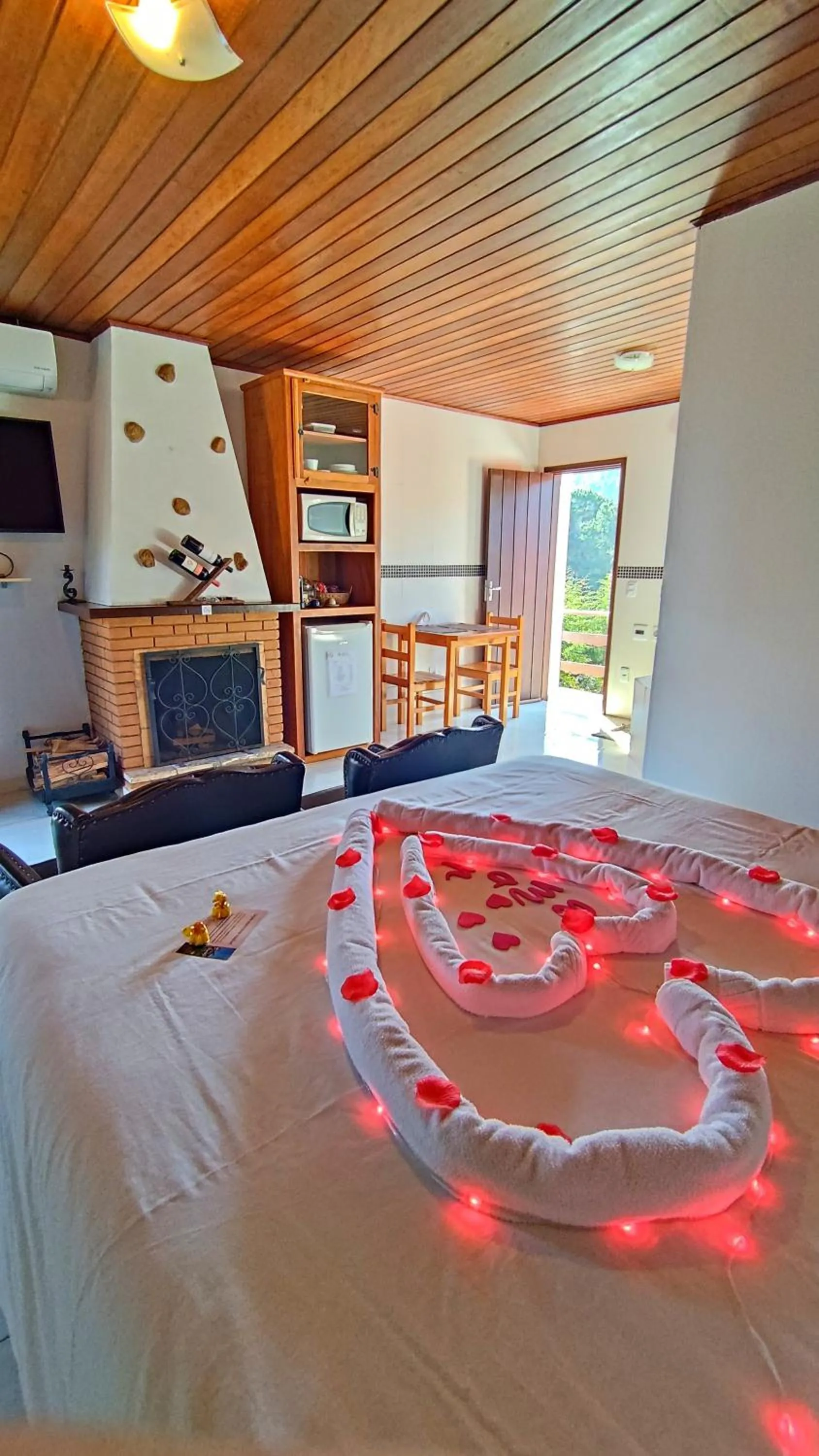 Photo of the whole room, Bed in Chalés Leopoldo em Monte Verde