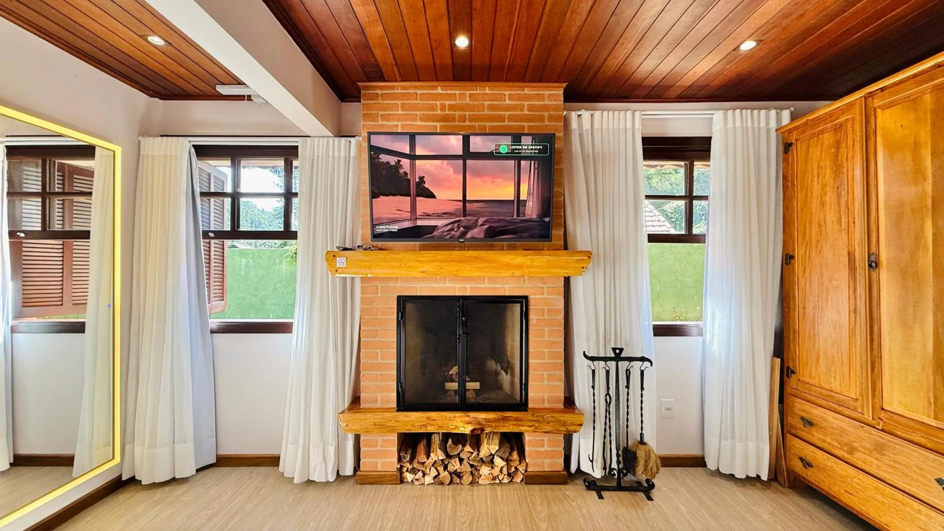 fireplace in Chalés Leopoldo em Monte Verde