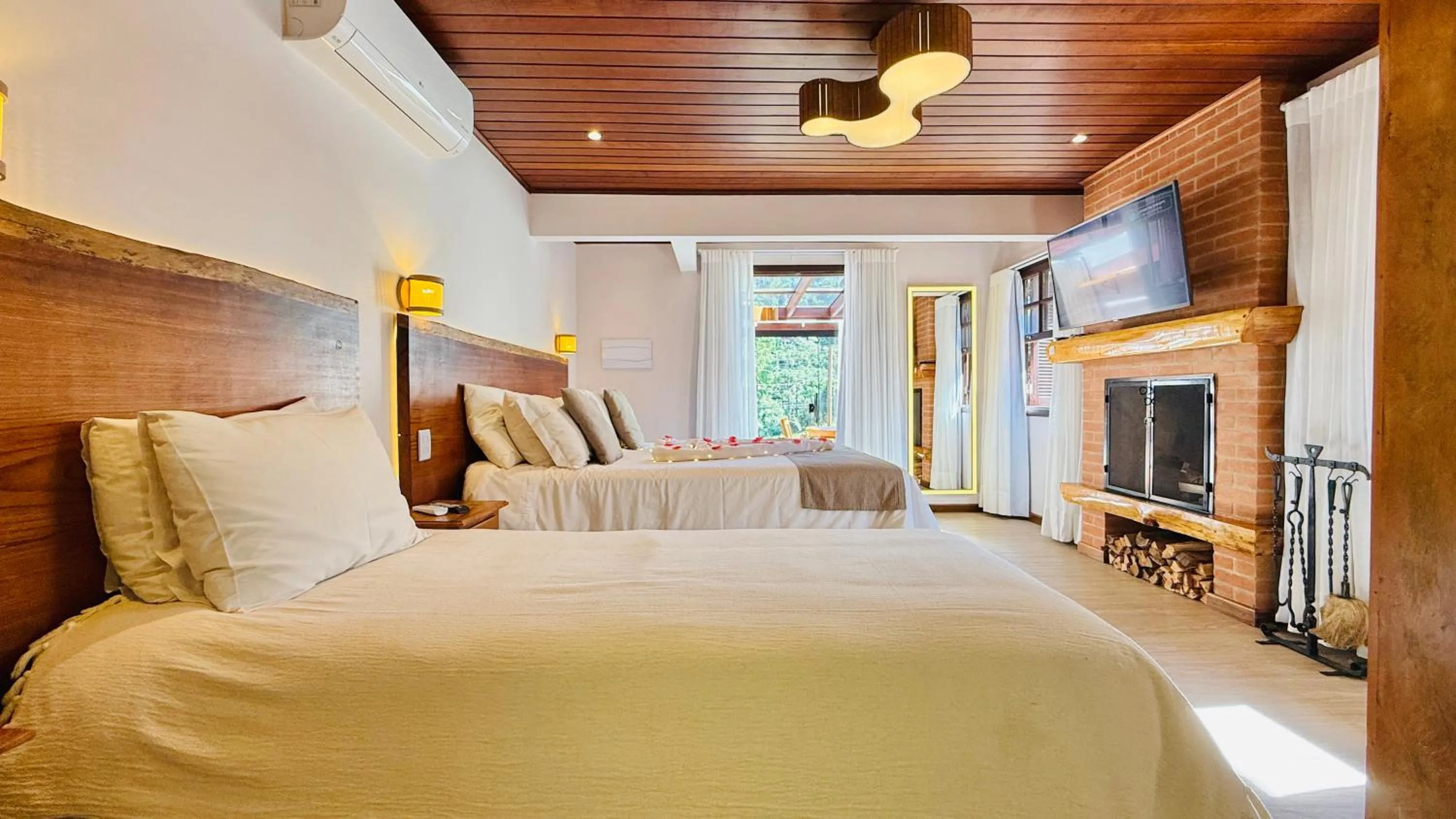 Photo of the whole room, Bed in Chalés Leopoldo em Monte Verde