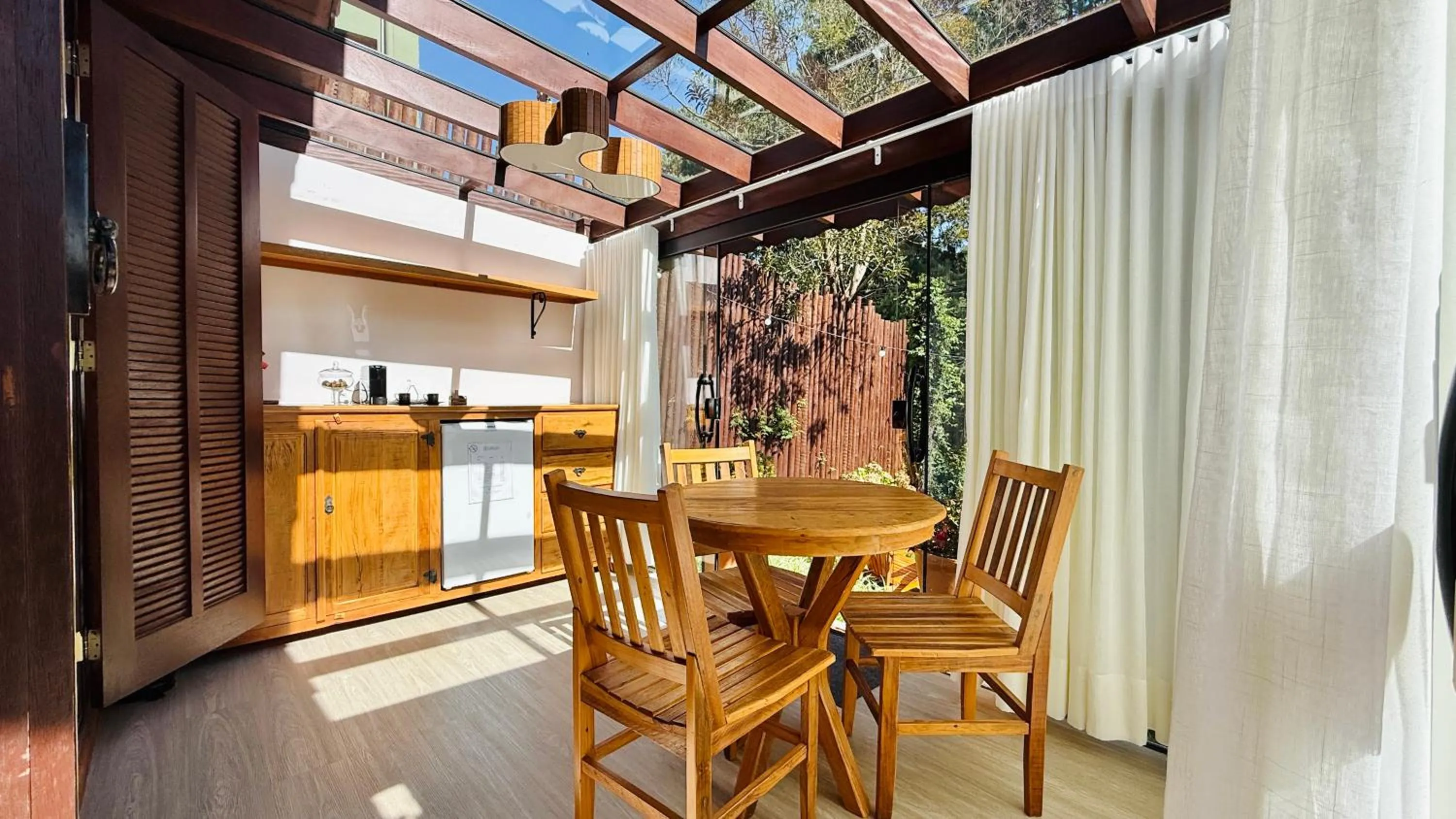 Dining area in Chalés Leopoldo em Monte Verde