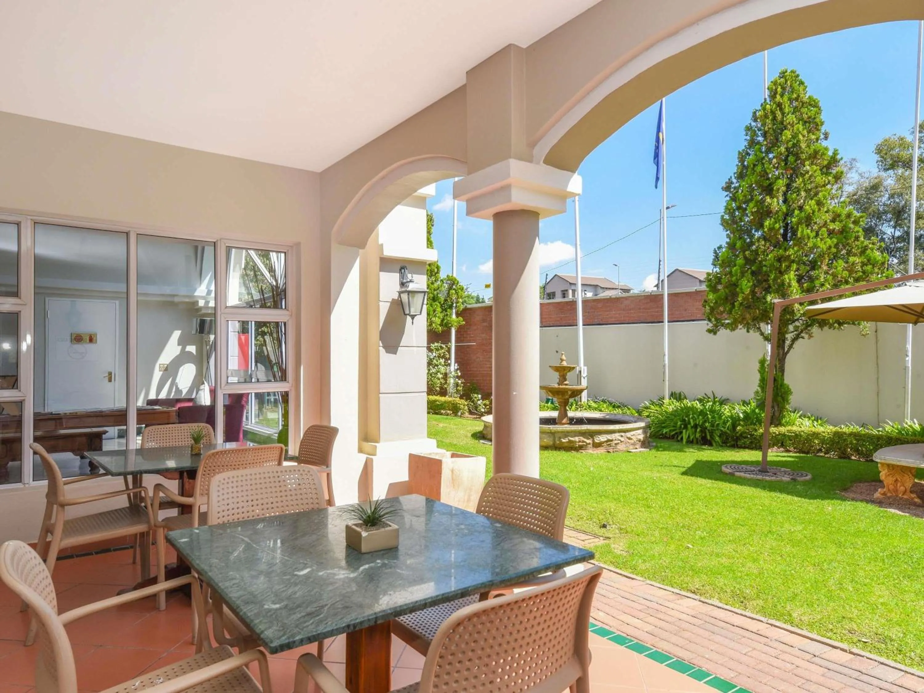 Lounge or bar in Mercure Johannesburg Randburg