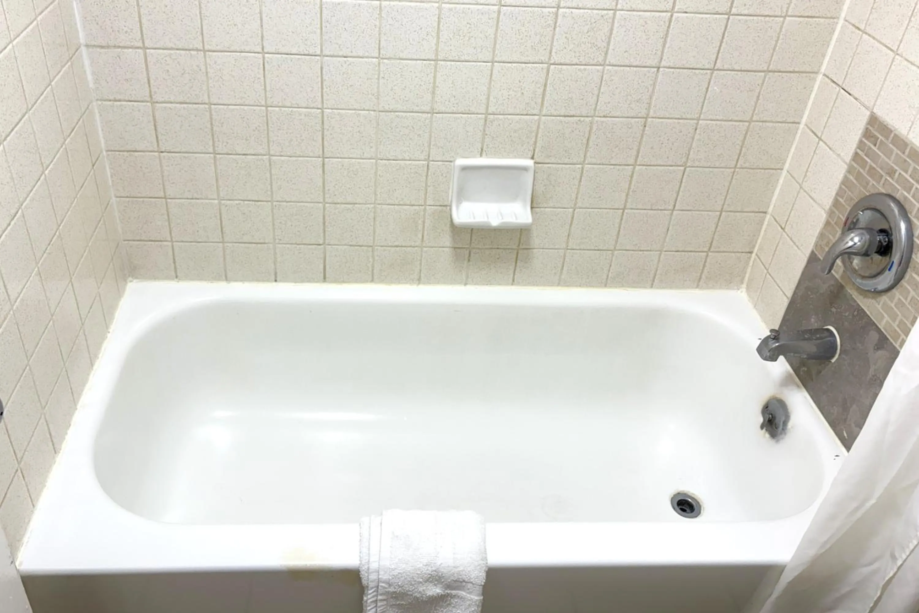 Bath in Chaparral Motel Victoria TX, Hwy 59