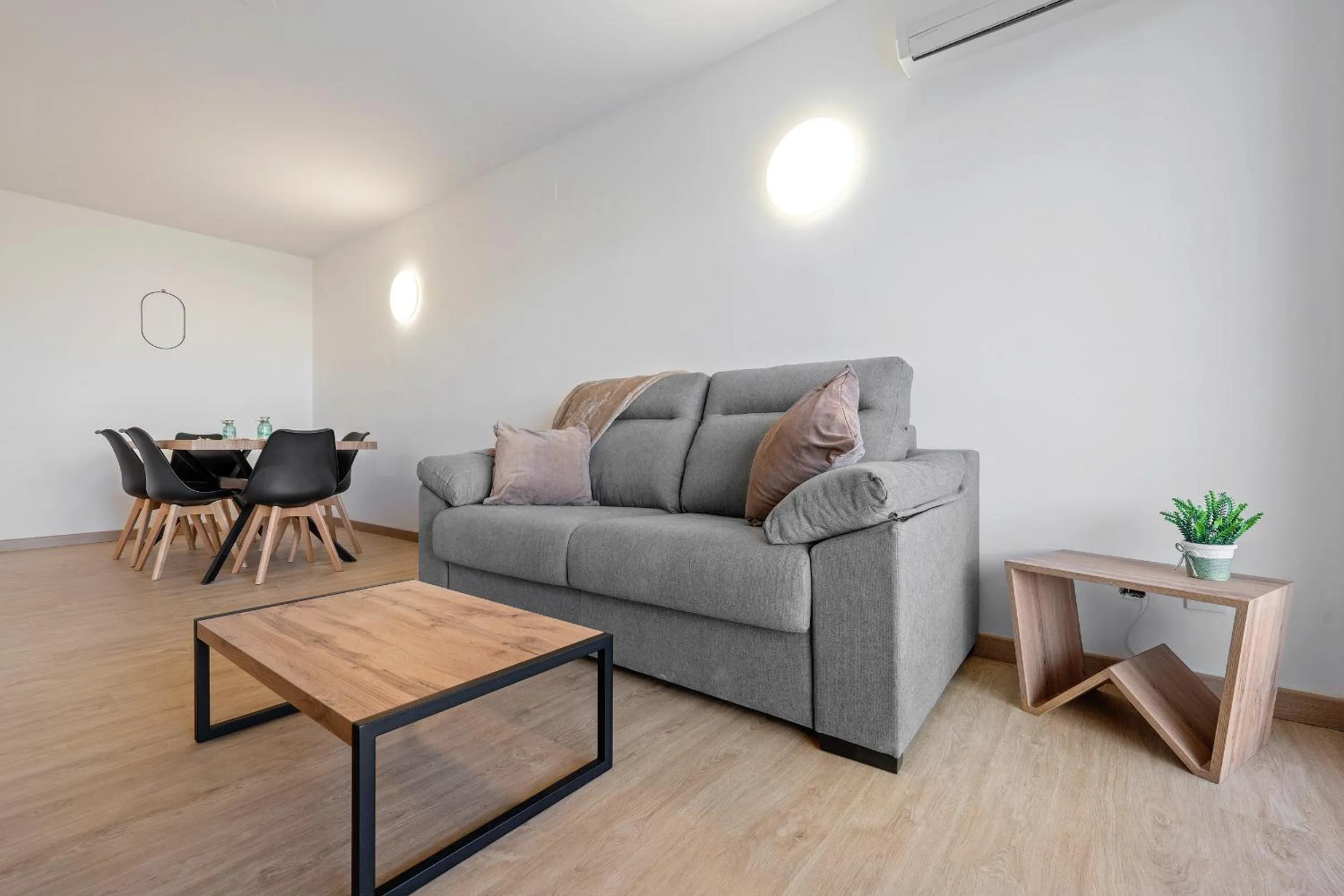 Dining area in AQUAMARINA II Apartments
