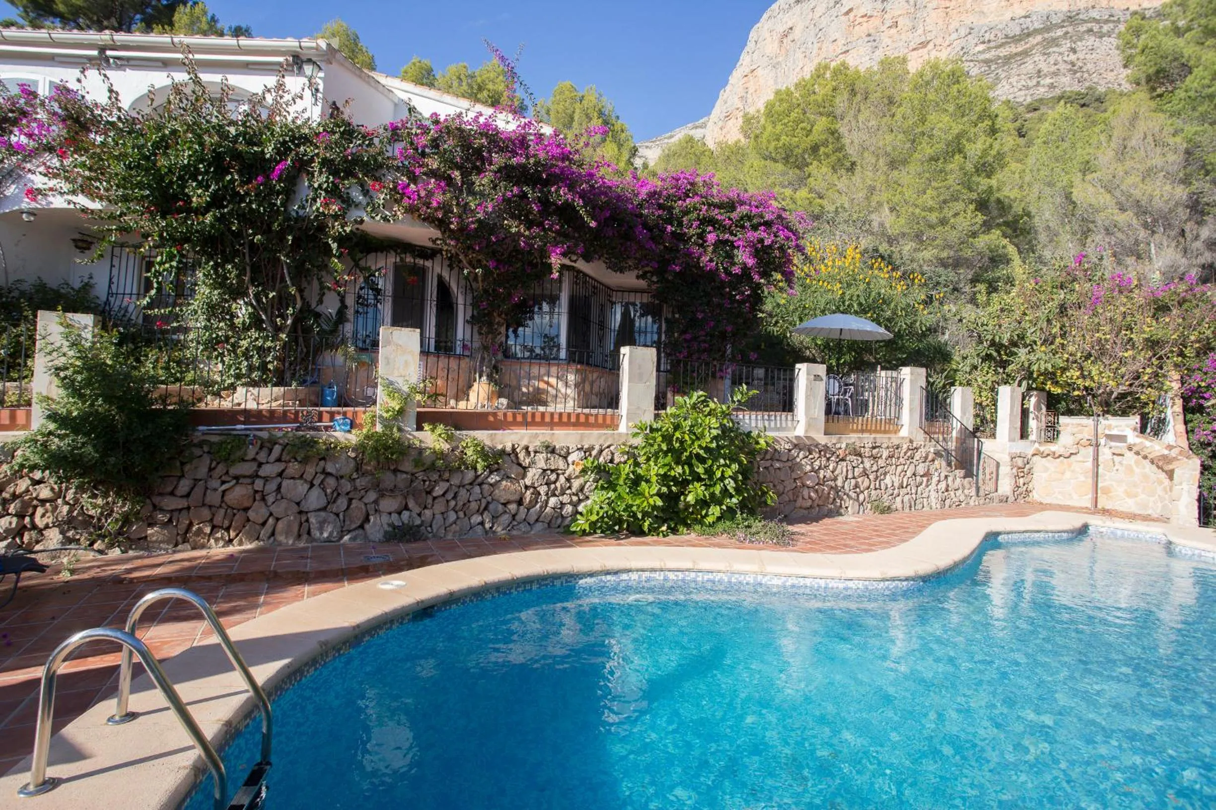 Swimming pool in Casa Nana by Aguilarent
