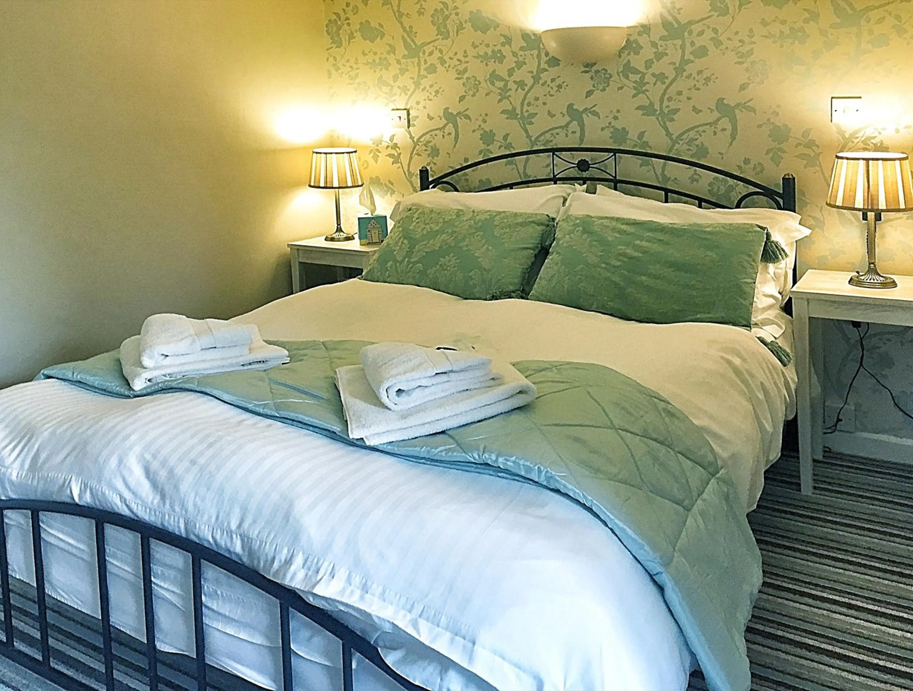 Photo of the whole room, Bed in The Hand at Llanarmon