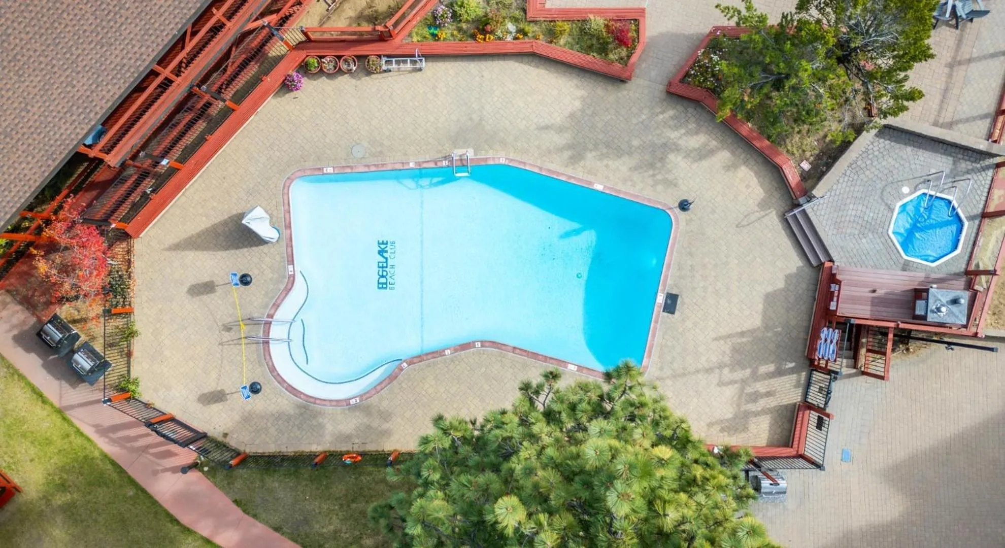 Swimming pool in Tahoe Edgelake Beach Club