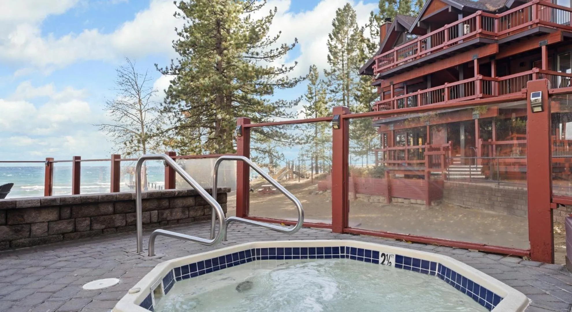 Hot Tub in Tahoe Edgelake Beach Club