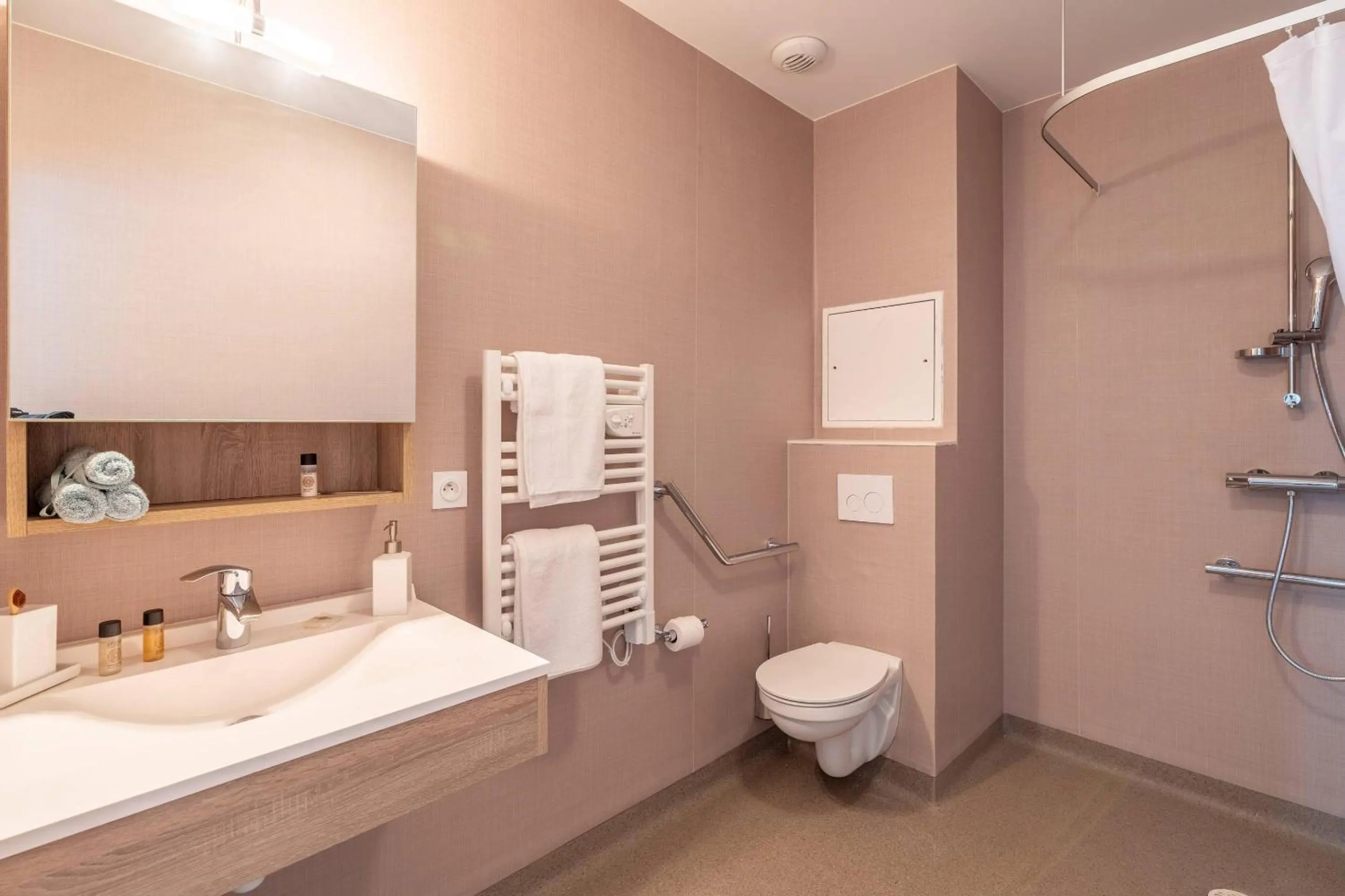 Shower in Quality Aparthotel Choisy Orly Airport