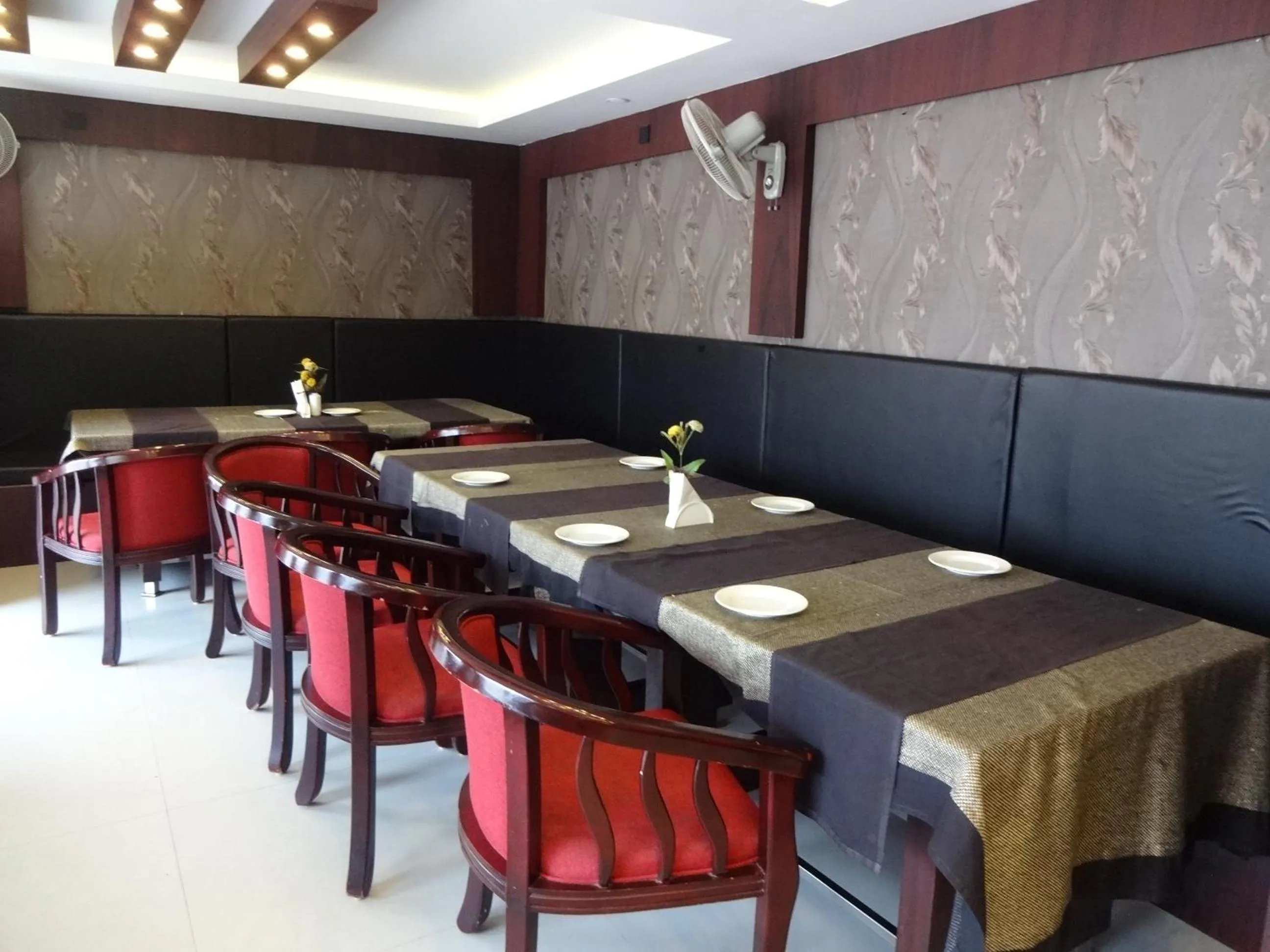Restaurant/places to eat in Hotel A J Park