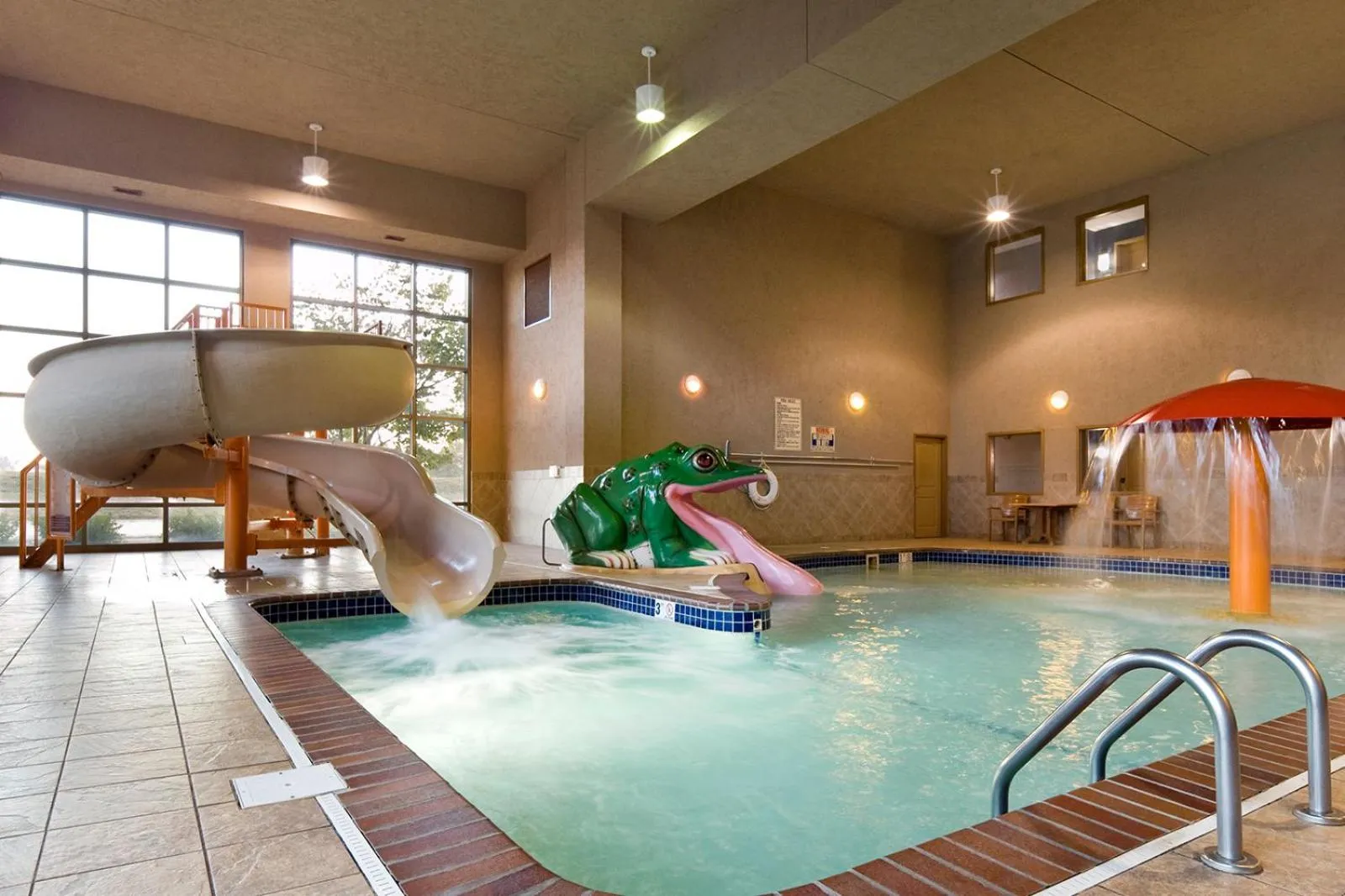 Swimming pool in ClubHouse Hotel Sioux Falls