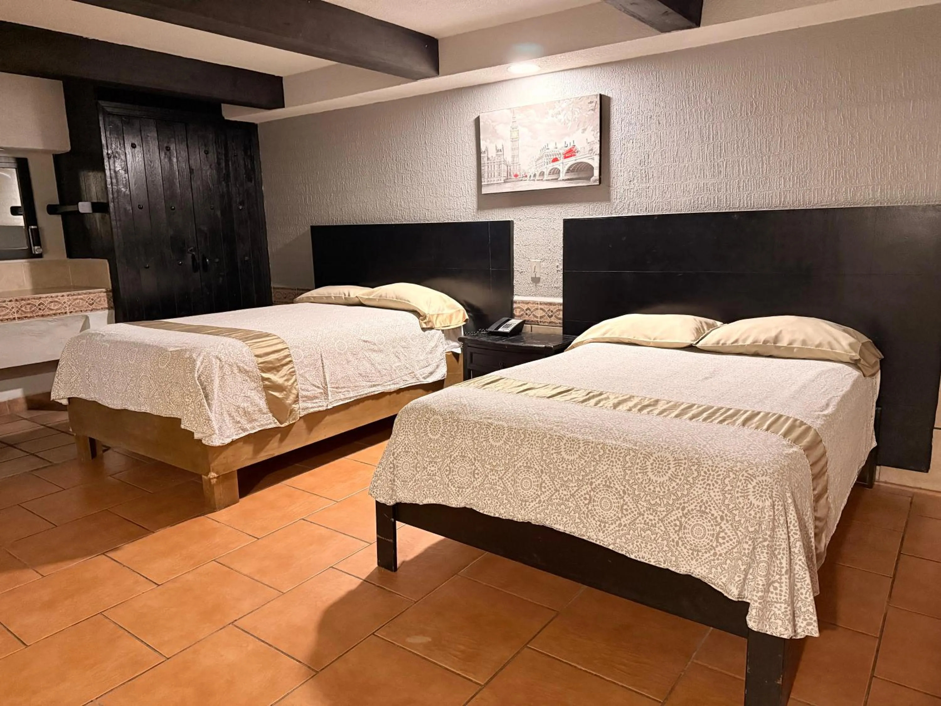 Photo of the whole room, Bed in Hotel Mirage Express