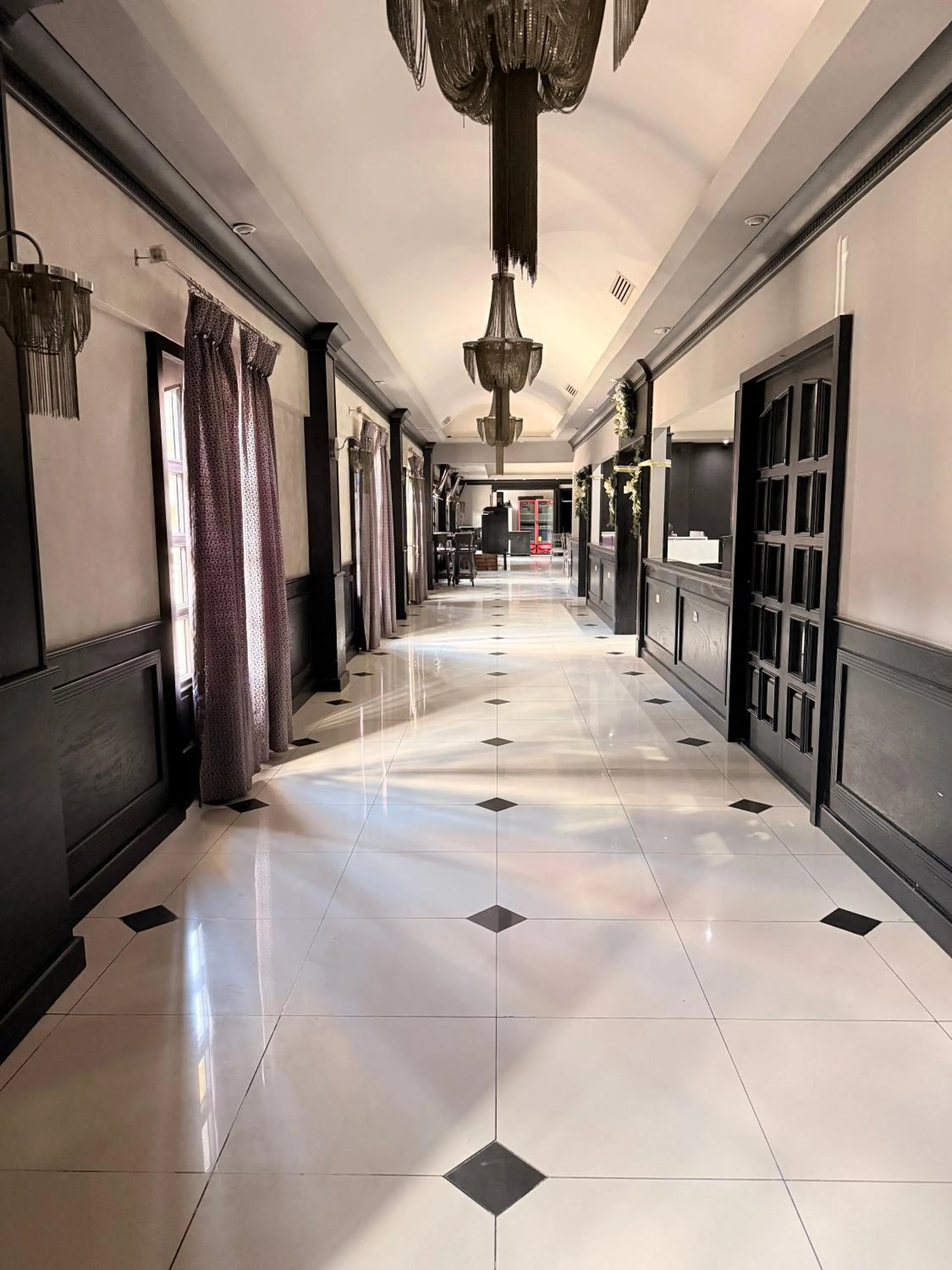 Restaurant/places to eat in Hotel Mirage Express