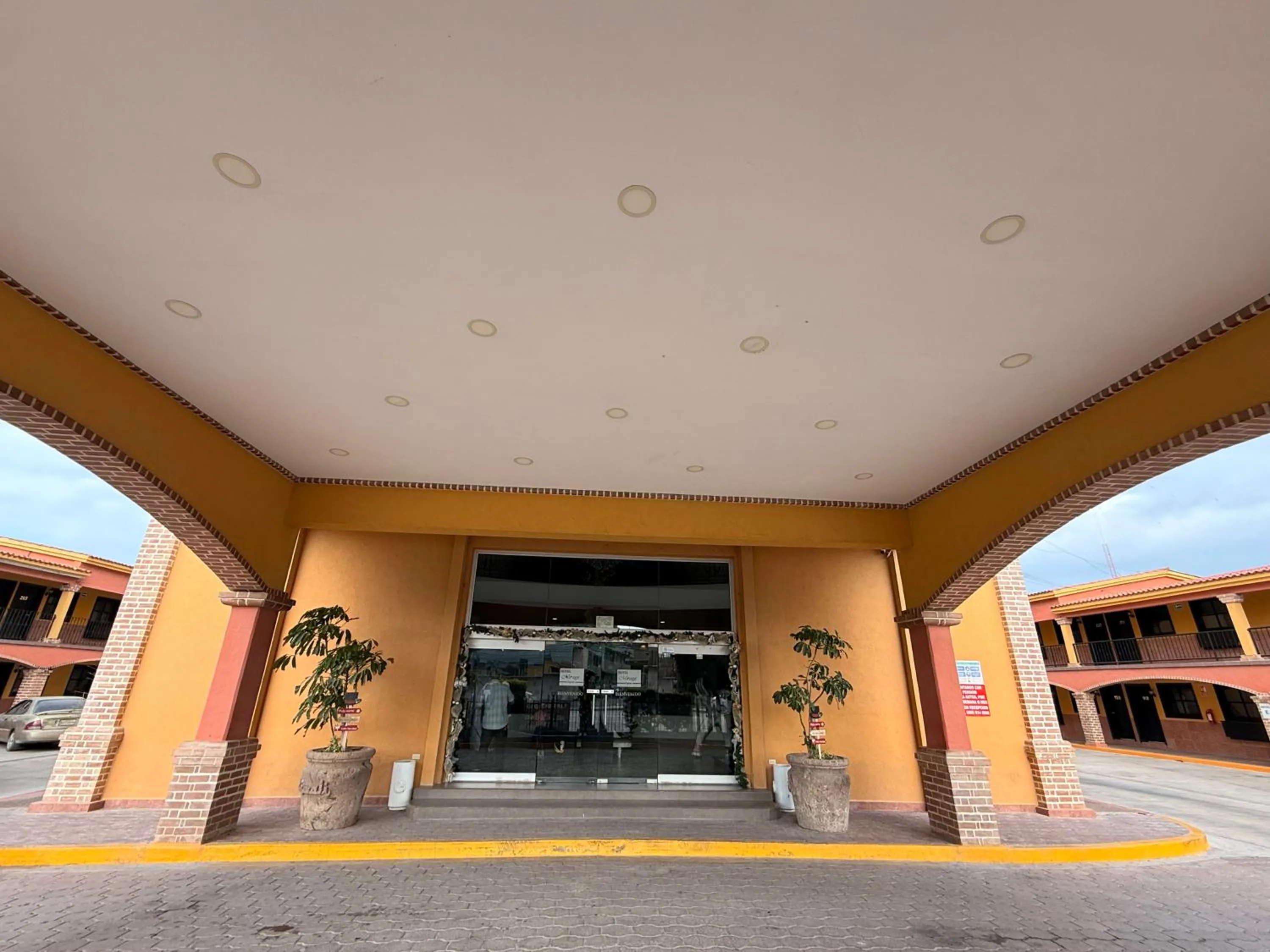 Facade/entrance in Hotel Mirage Express