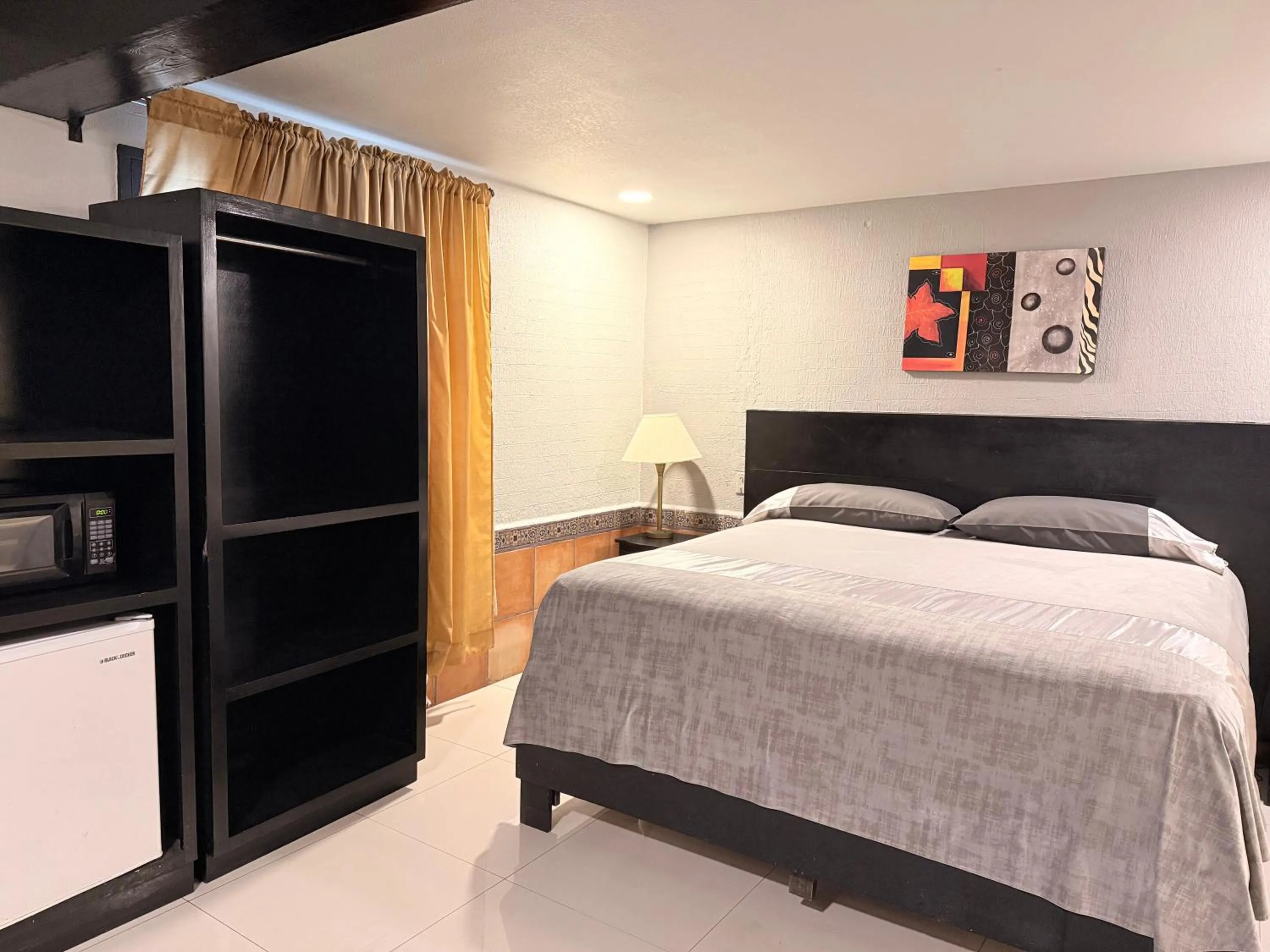 Photo of the whole room, Bed in Hotel Mirage Express