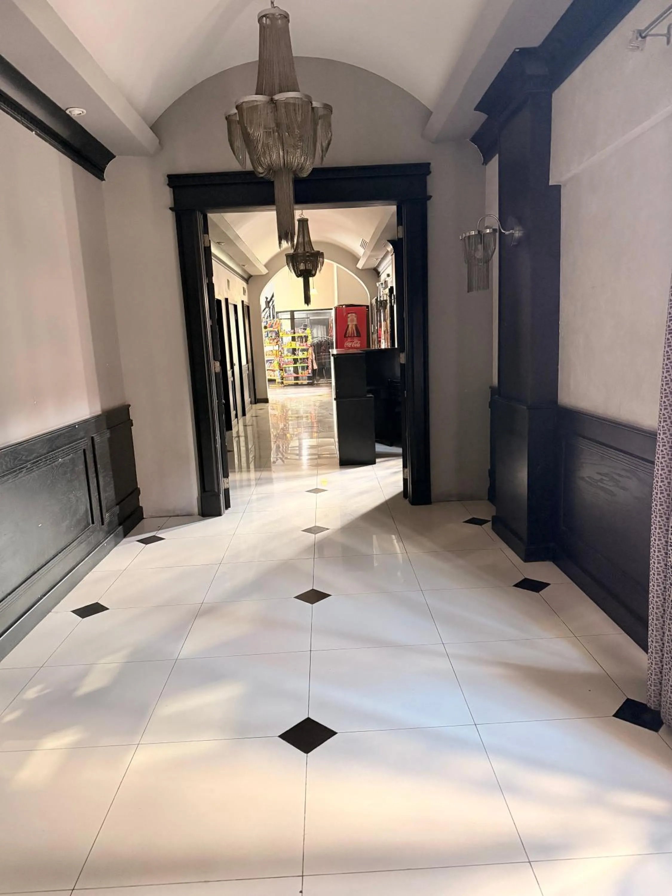 Restaurant/places to eat in Hotel Mirage Express