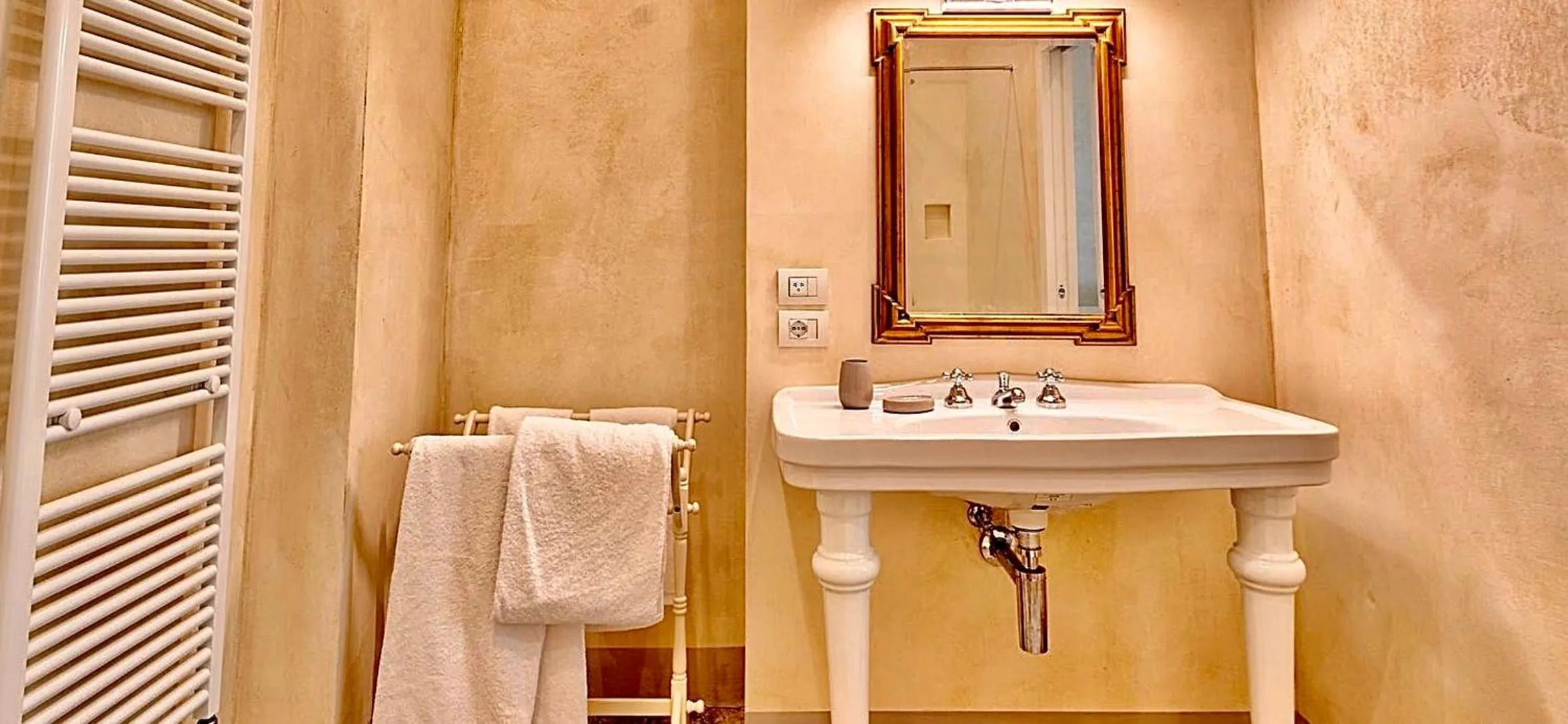 Bathroom in Palazzo Mantua Benavides Suites & Apartments