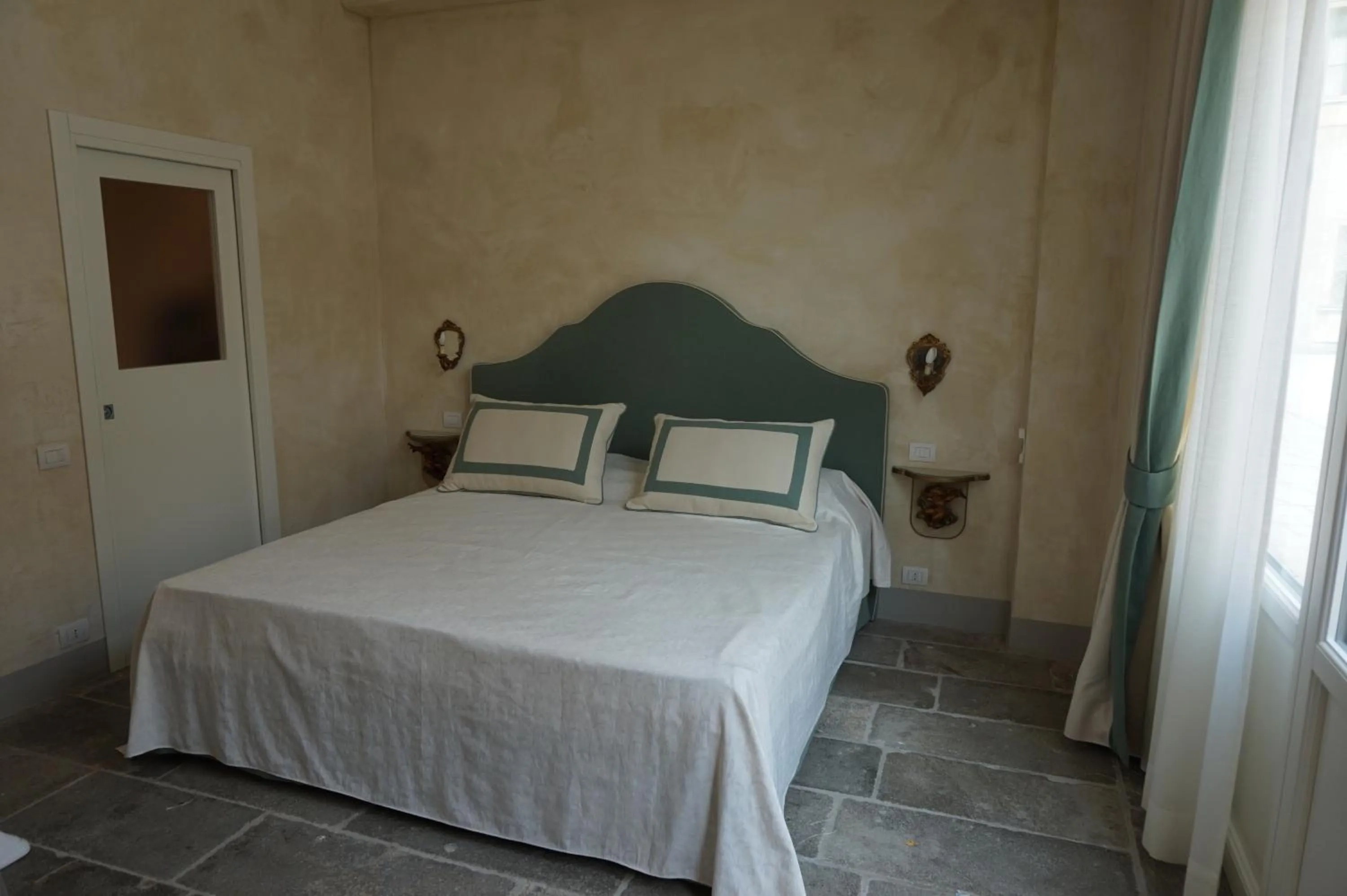 Bed in Palazzo Mantua Benavides Suites & Apartments