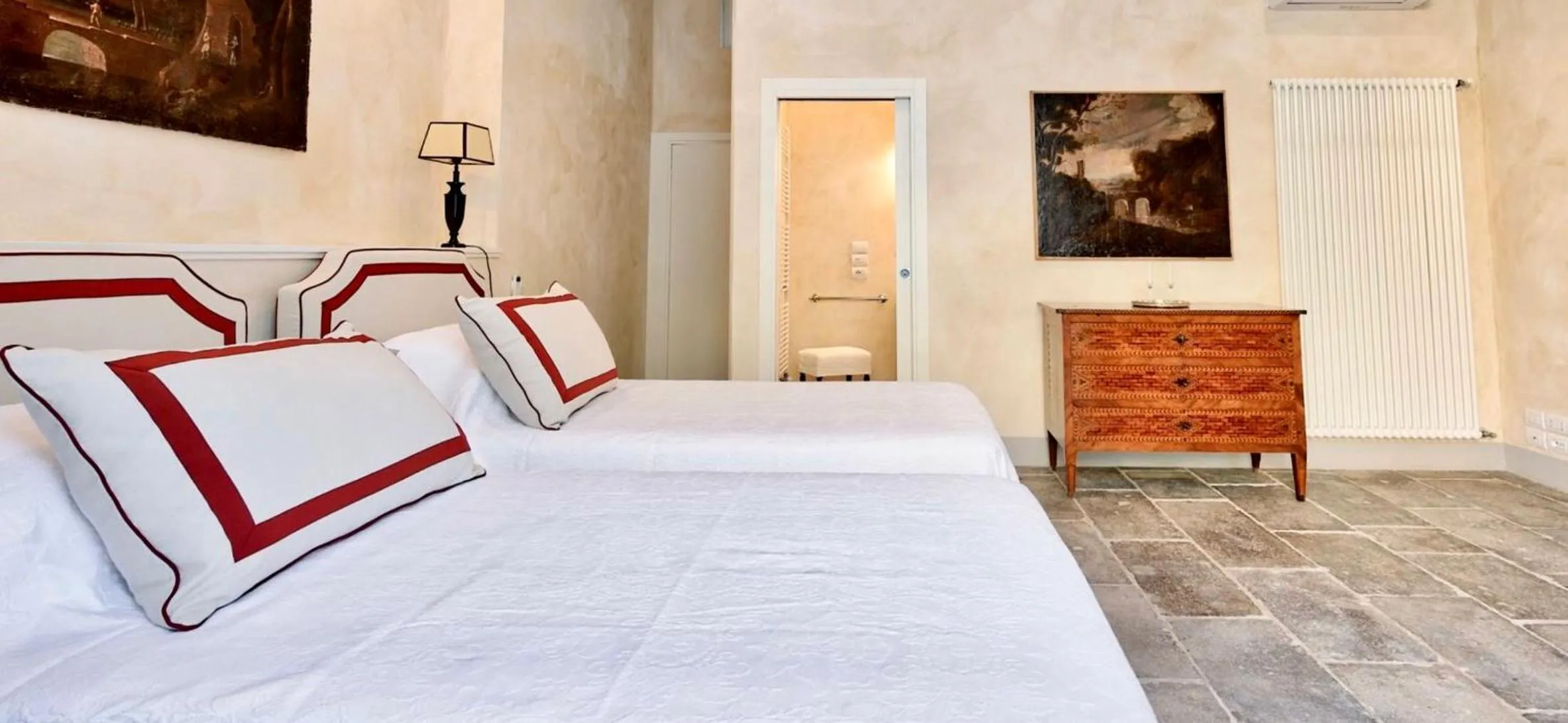 Bed in Palazzo Mantua Benavides Suites & Apartments