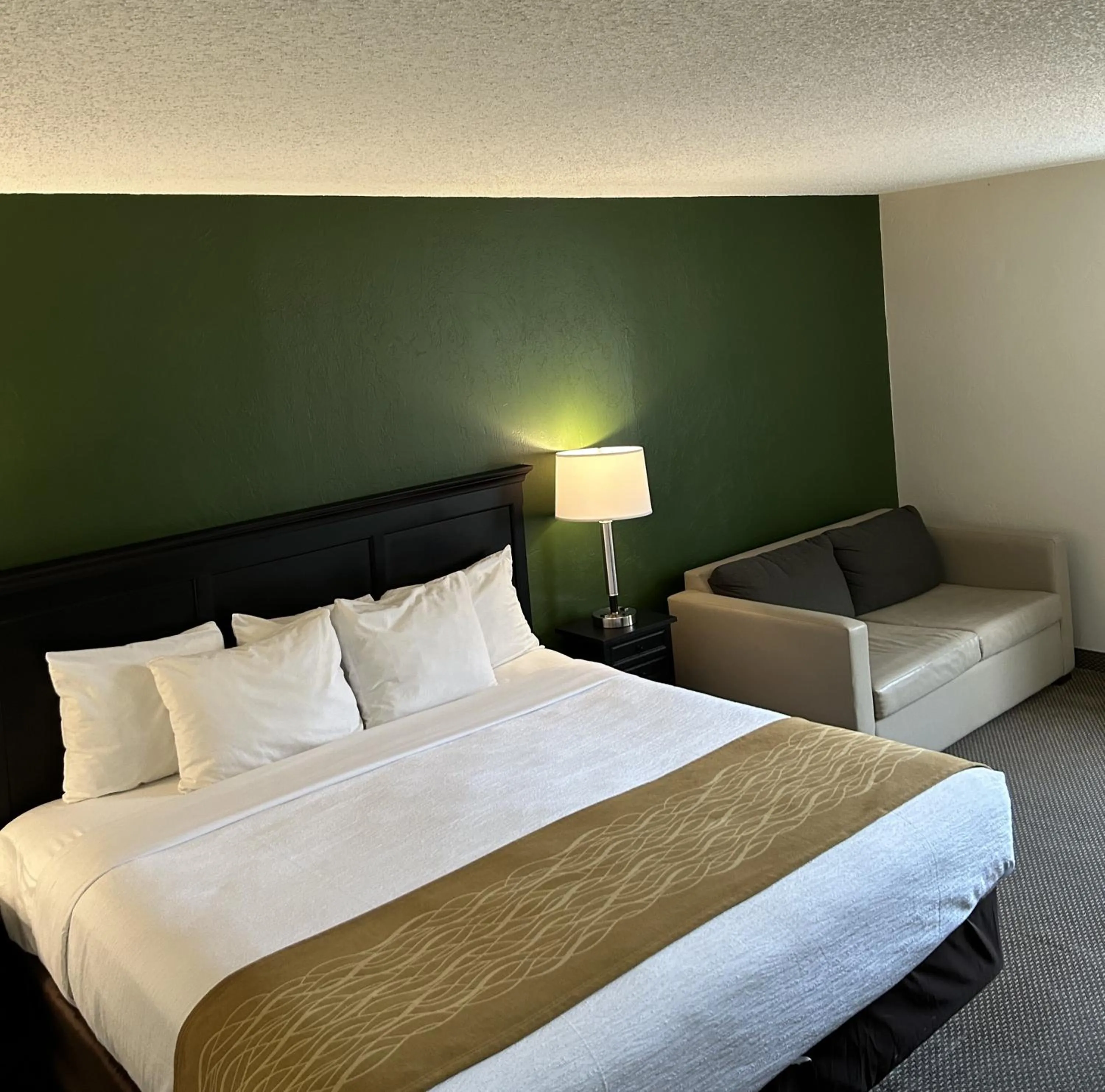 Bed in Boarders Inn & Suites by Cobblestone Hotels - Munising