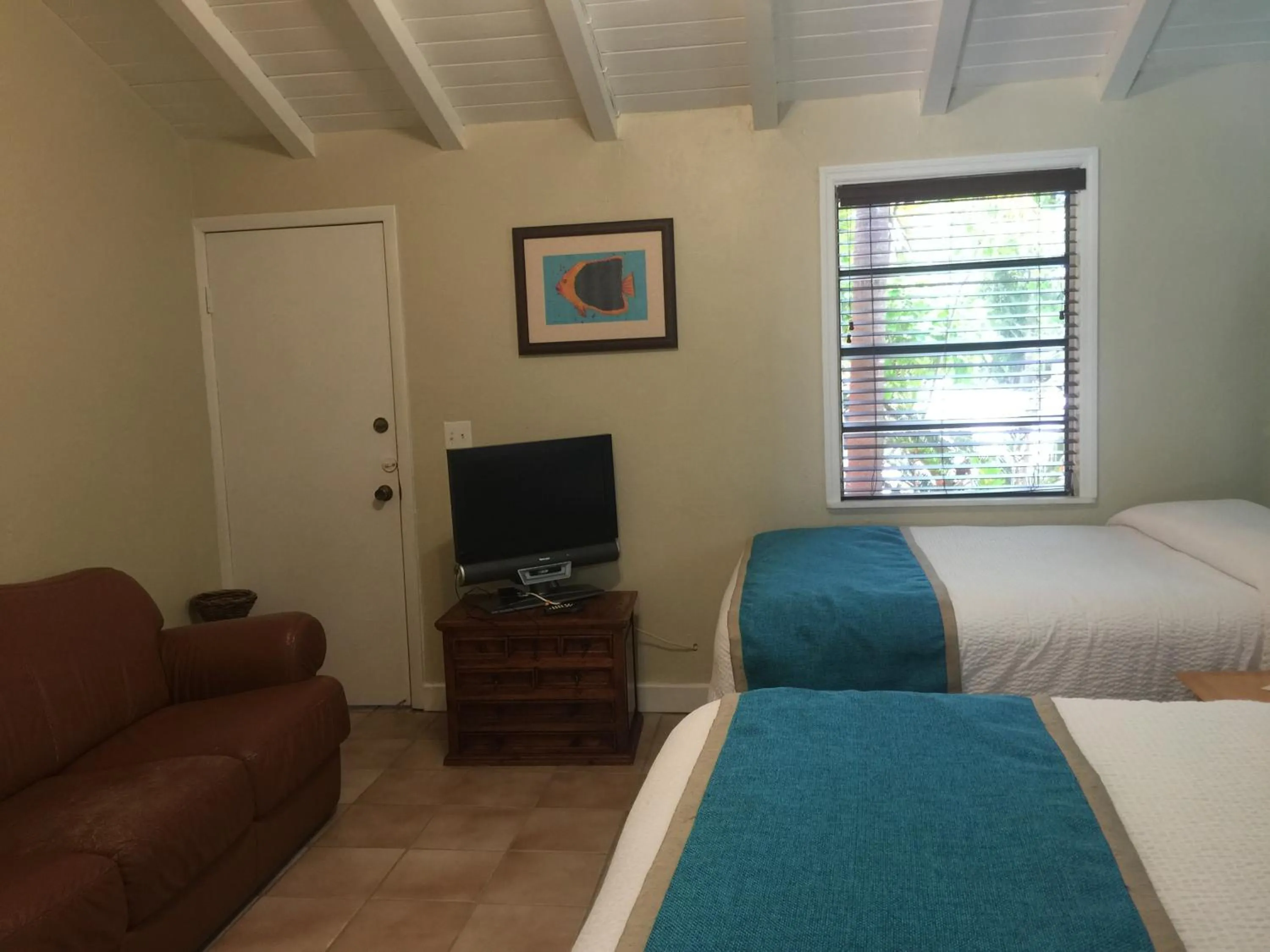 Bed in The Pelican Key Largo Cottages
