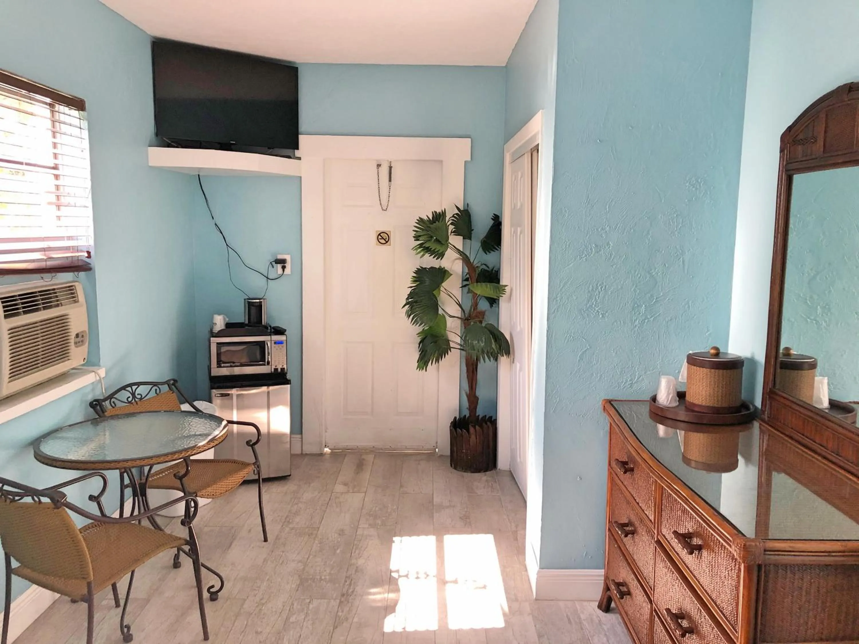 TV and multimedia in The Pelican Key Largo Cottages