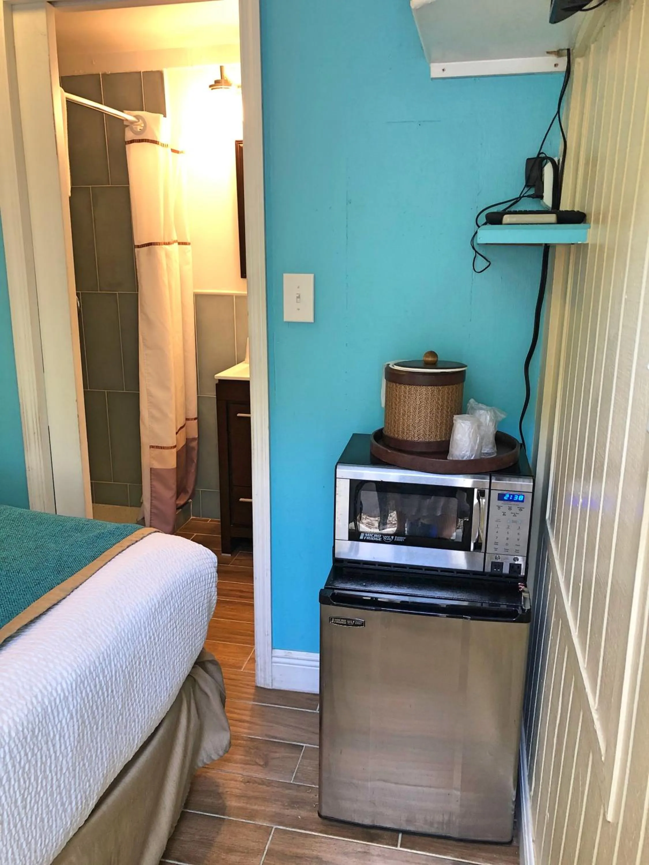 Coffee/tea facilities, Bed in The Pelican Key Largo Cottages