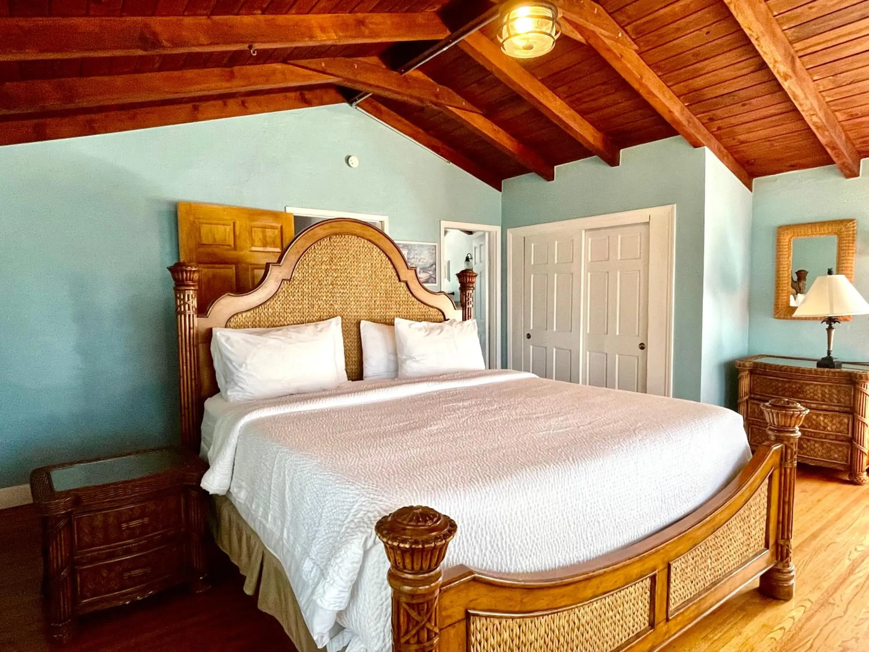 Paradise King Waterfront Suite in The Pelican Key Largo Cottages Paradise King Waterfront Suite in The Pelican Key Largo Cottages