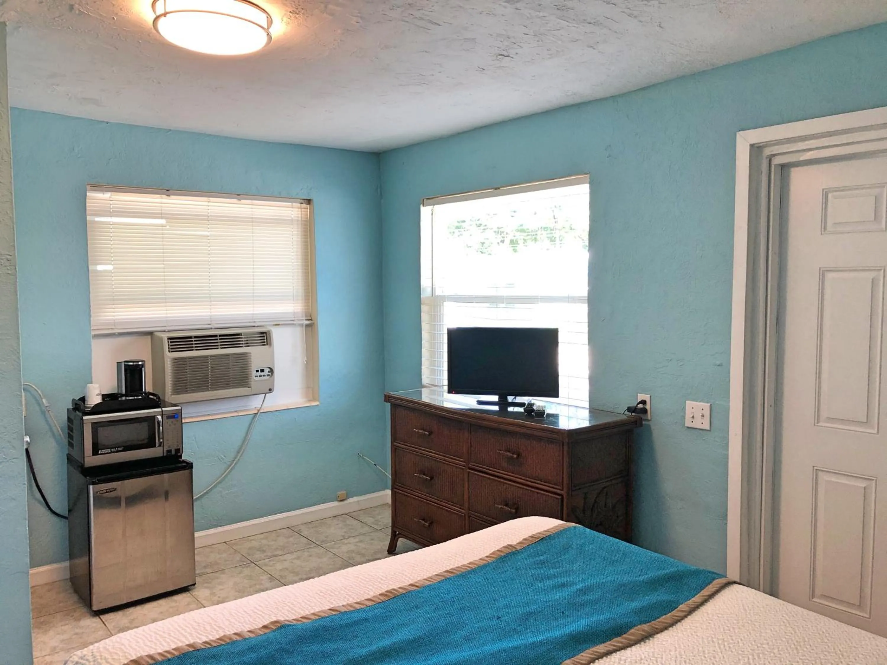 TV and multimedia in The Pelican Key Largo Cottages