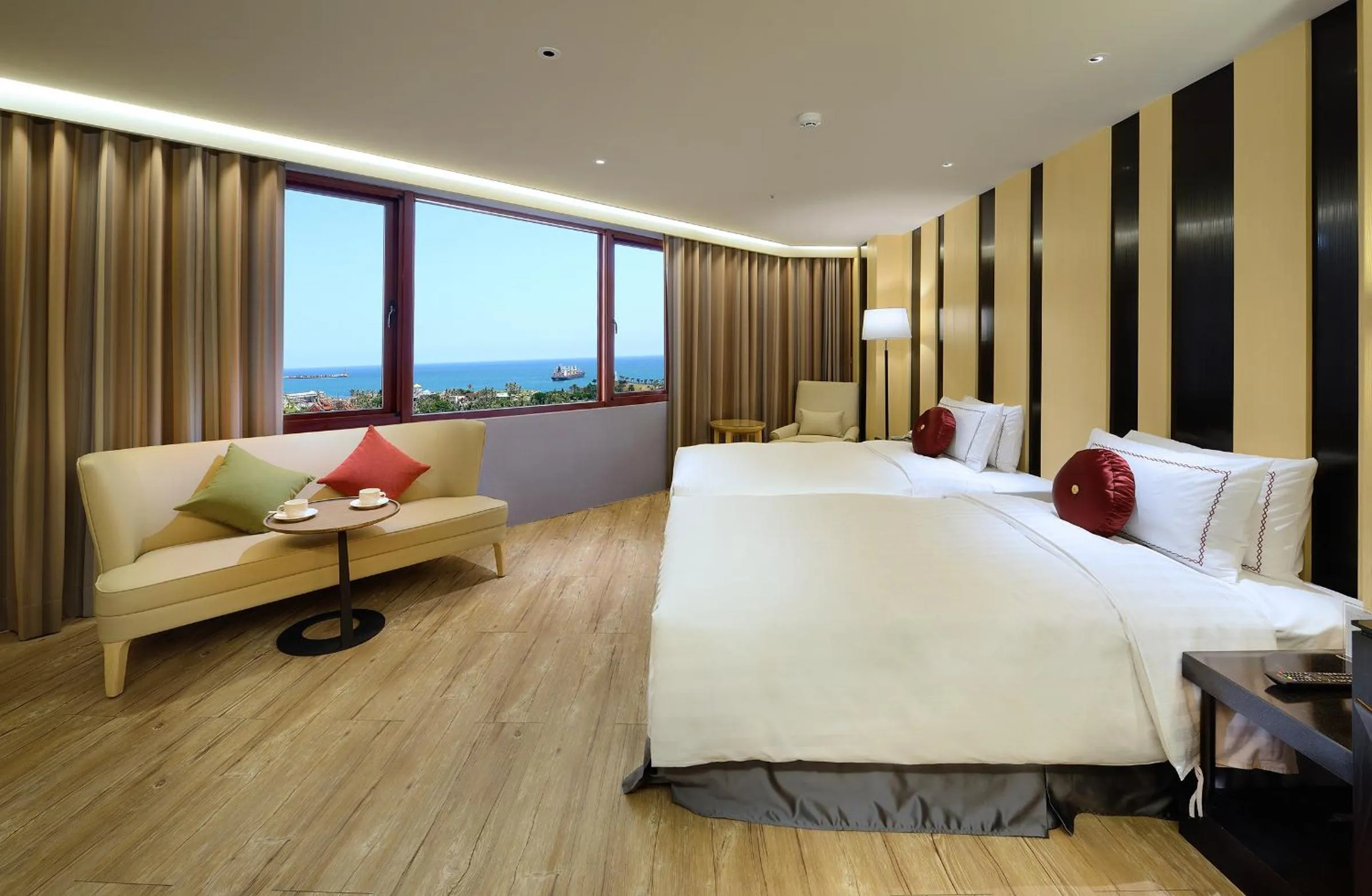 Bedroom, Bed in Shiny Ocean Hotel