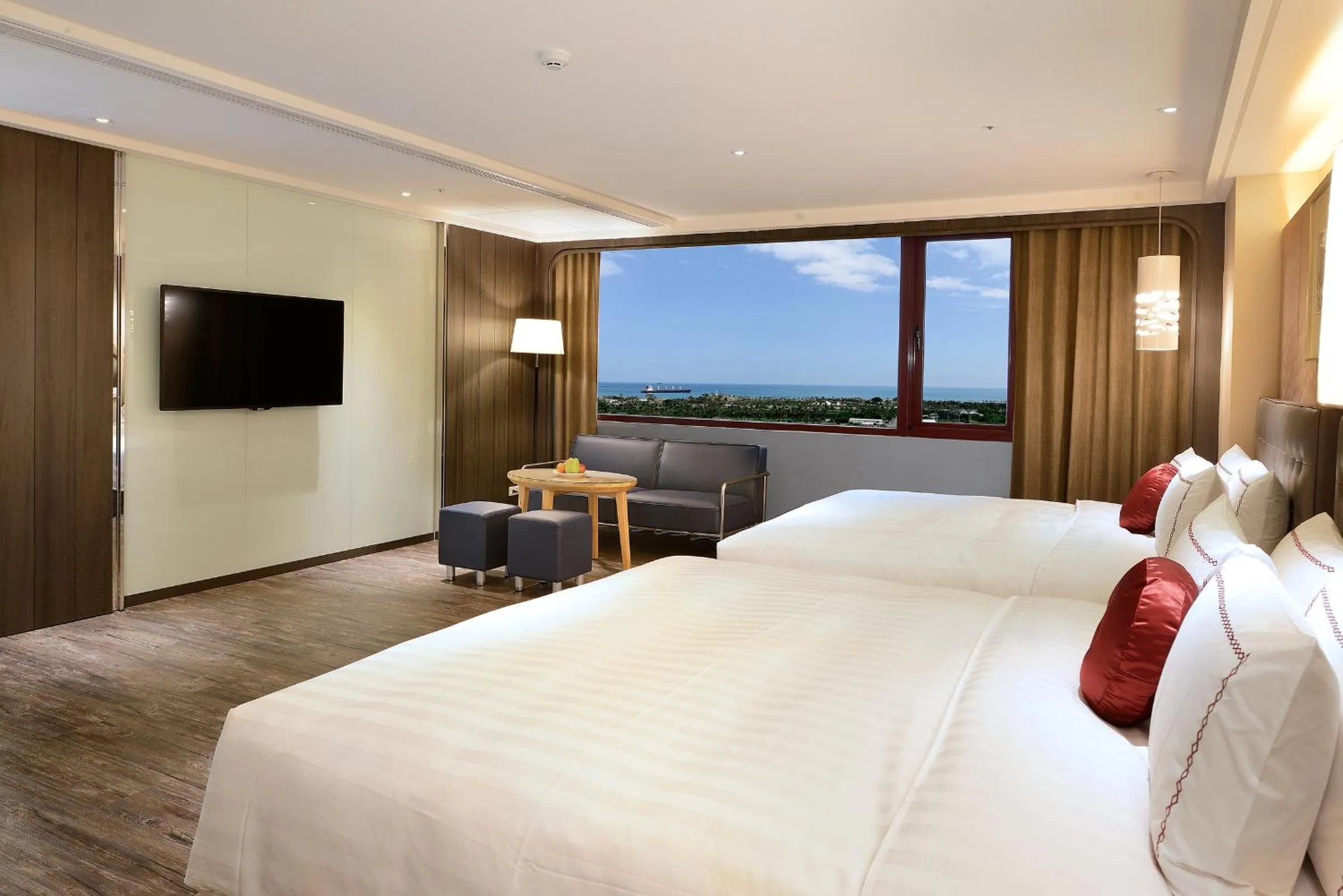 Photo of the whole room, Bed in Shiny Ocean Hotel