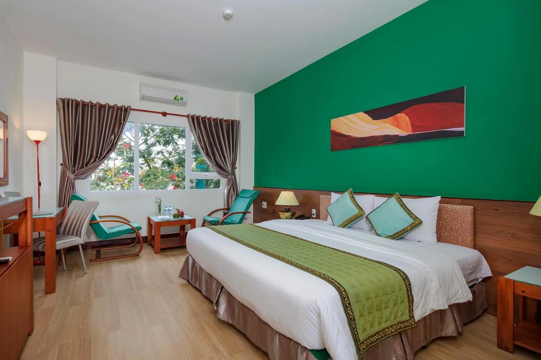 Photo of the whole room, Bed in Sai Gon Phong Nha Hotel