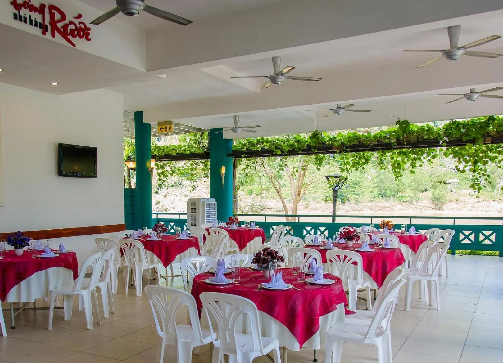 Restaurant/places to eat in Sai Gon Phong Nha Hotel