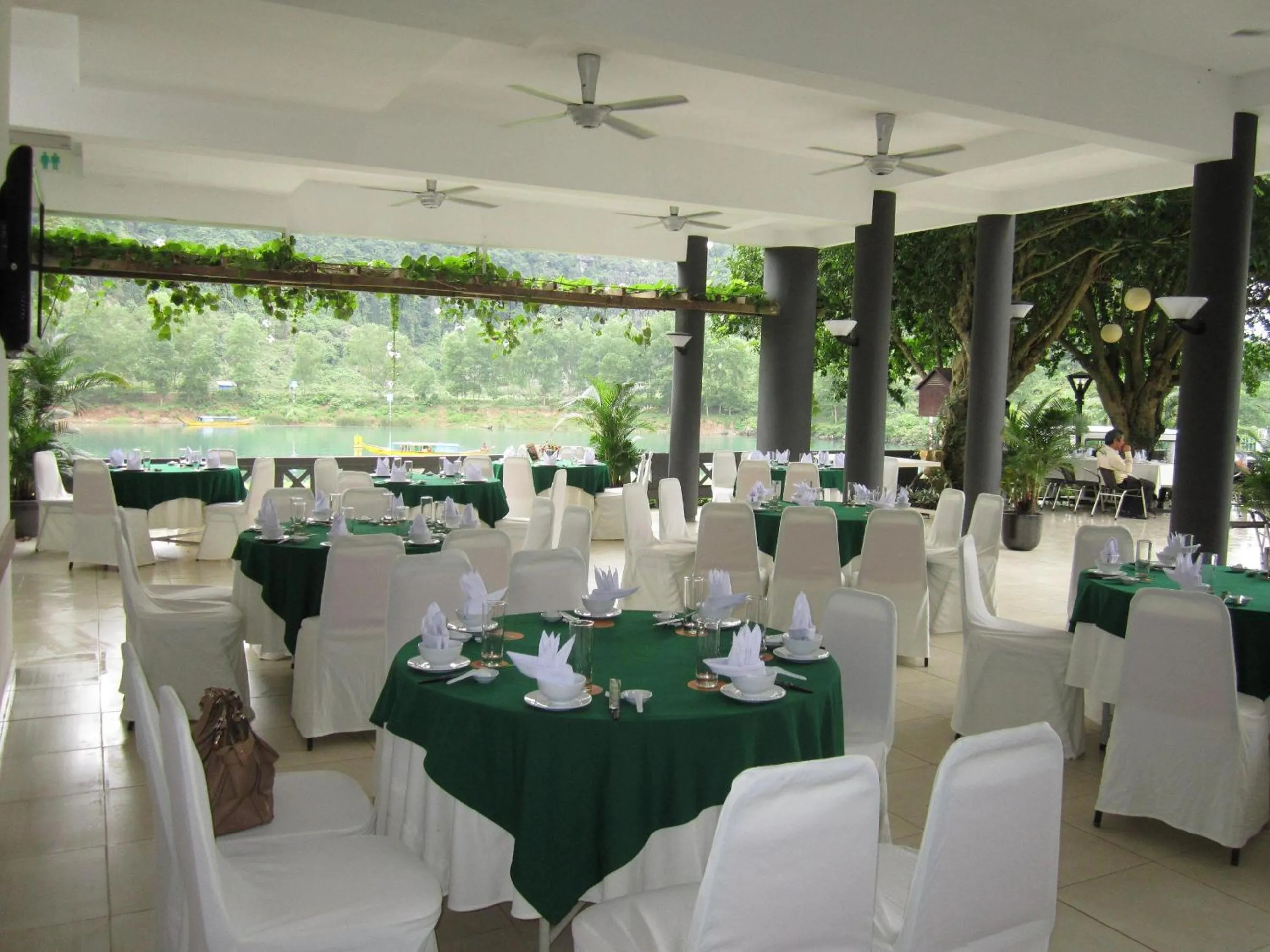 Restaurant/places to eat in Sai Gon Phong Nha Hotel