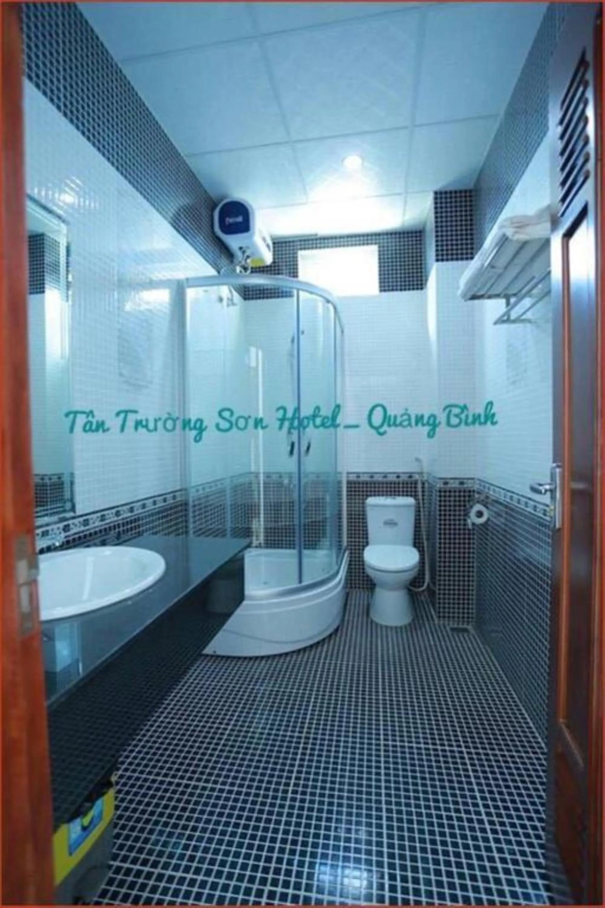 Bathroom in Tan Truong Son Hotel