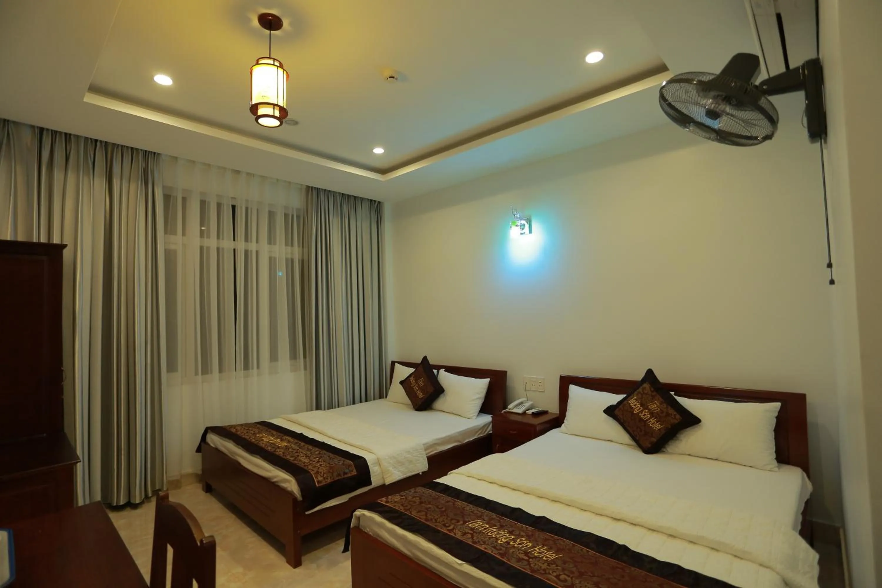 Bed in Tan Truong Son Hotel