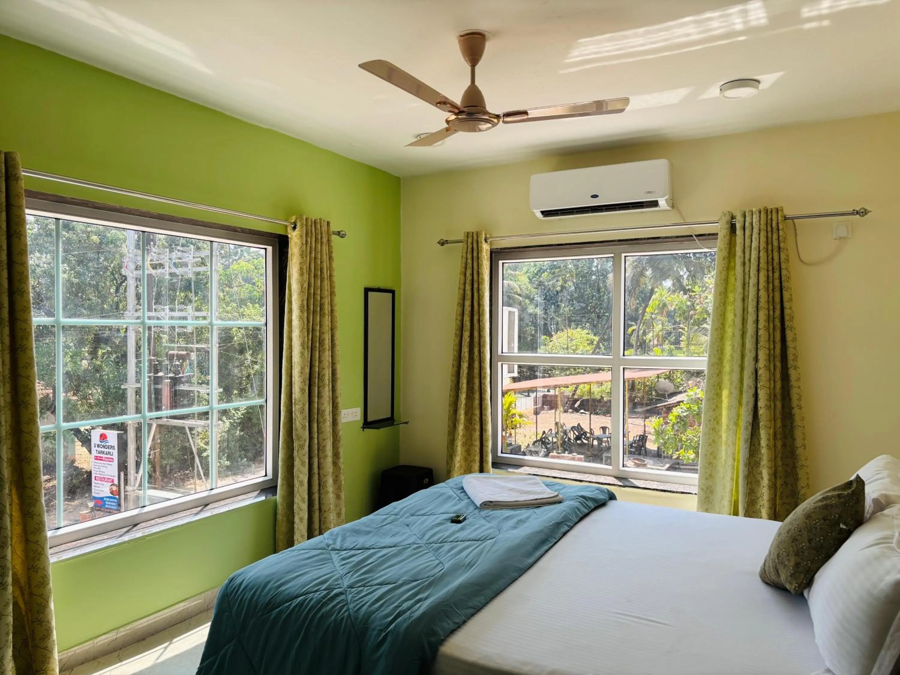 Bed in 3 WONDERS Tarkarli Hotel and Restaurent