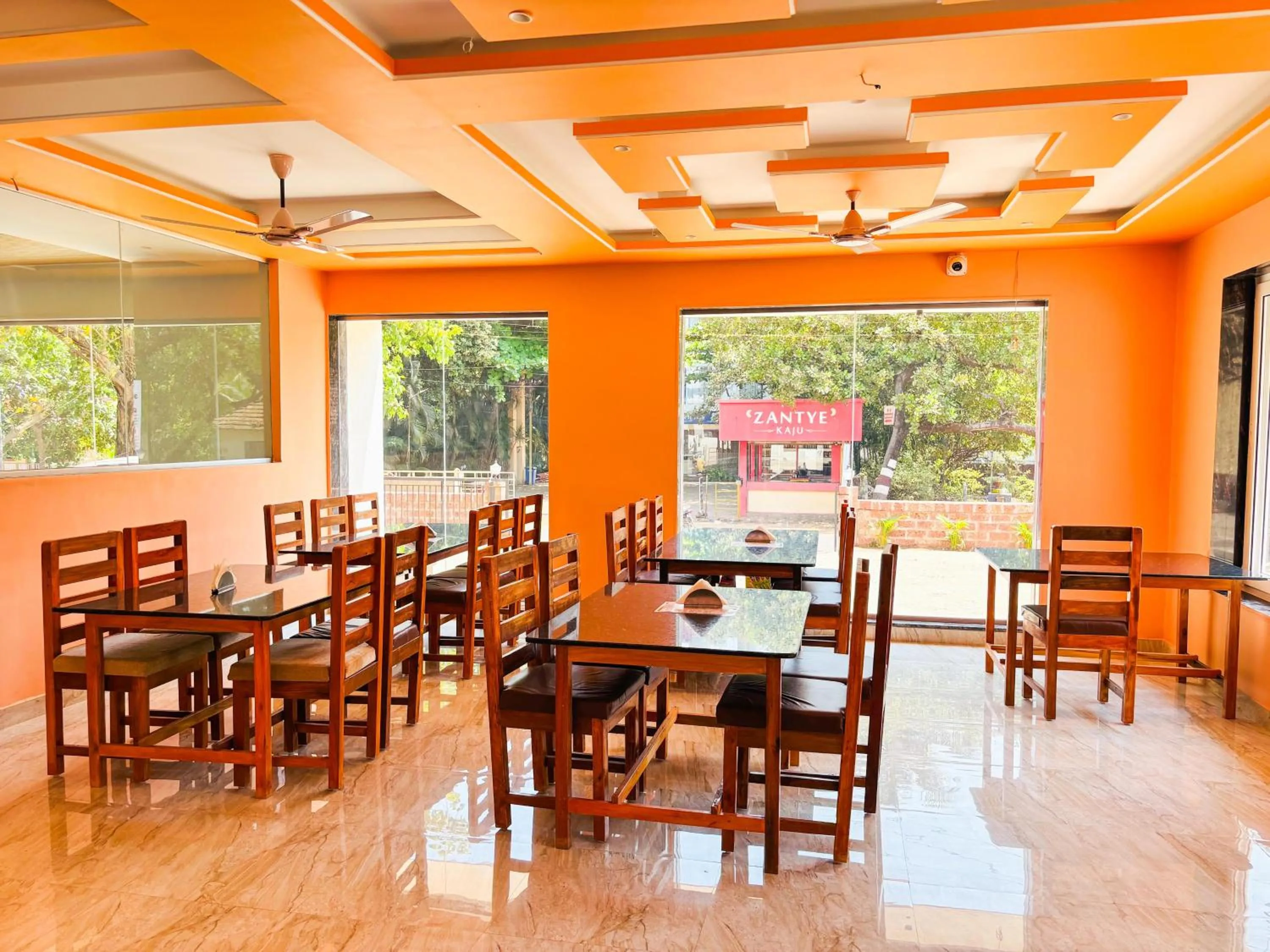 Restaurant/places to eat in 3 WONDERS Tarkarli Hotel and Restaurent