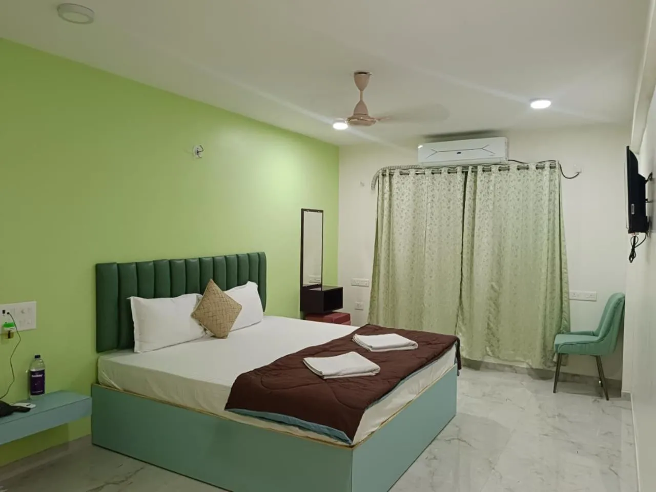 Bed in 3 WONDERS Tarkarli Hotel and Restaurent