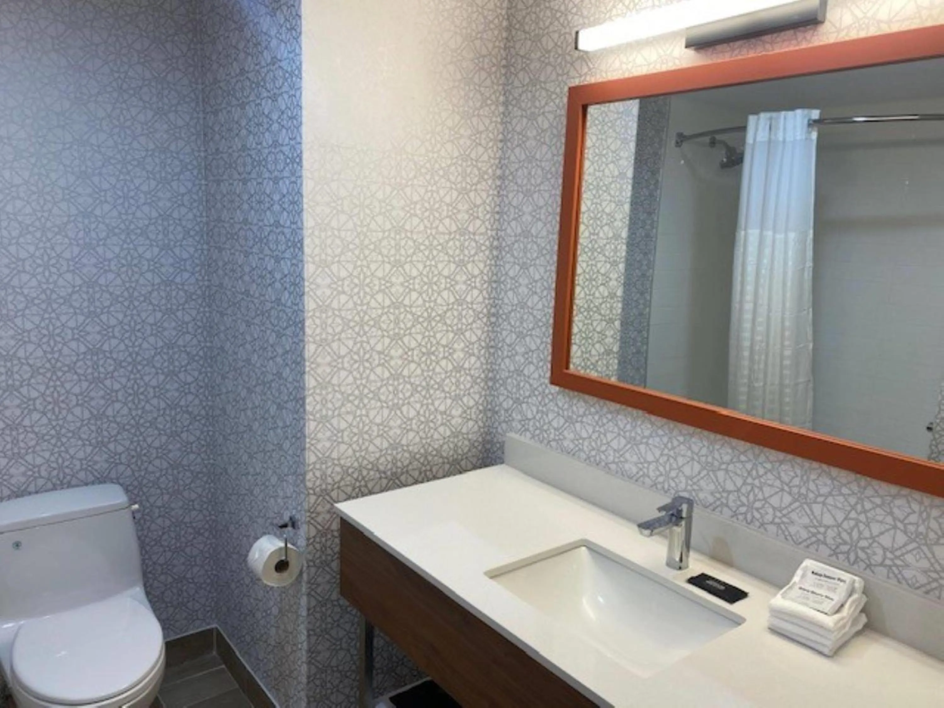 Bathroom in La Quinta Inn & Suites by Wyndham Jamaica NYC/JFK AirTrain