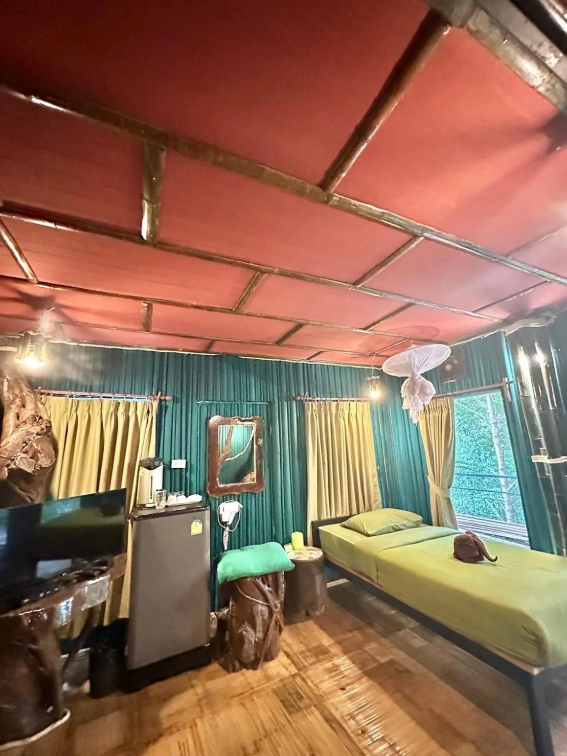 Bed in Khao Sok Tree House Resort