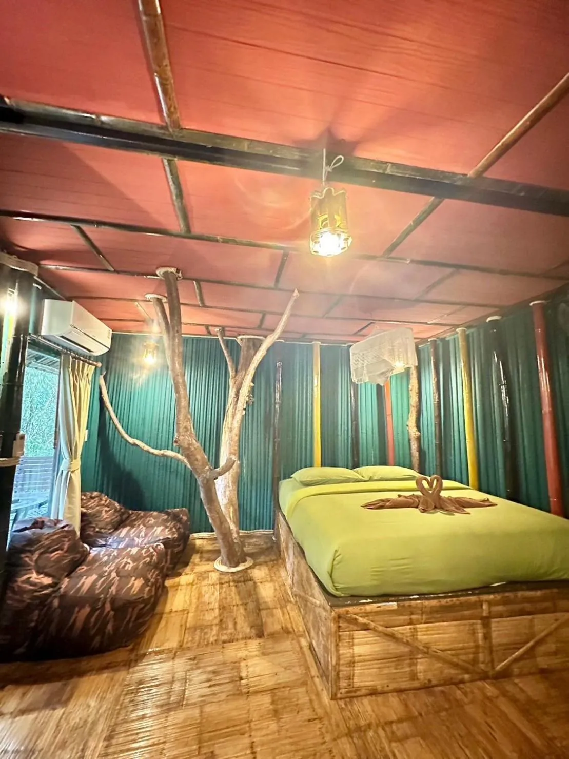 Bed in Khao Sok Tree House Resort