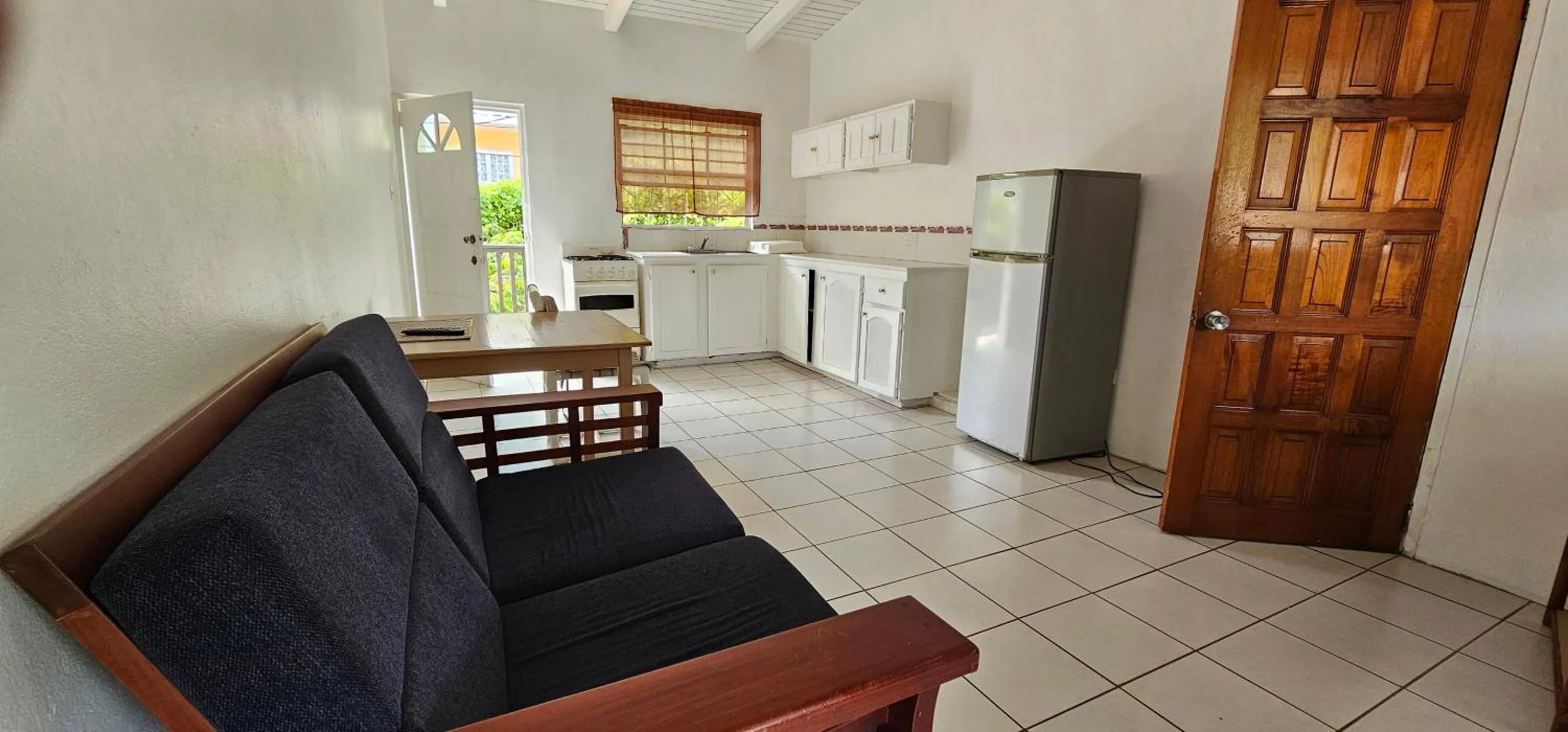 Kitchen or kitchenette in Wavecrest Suites